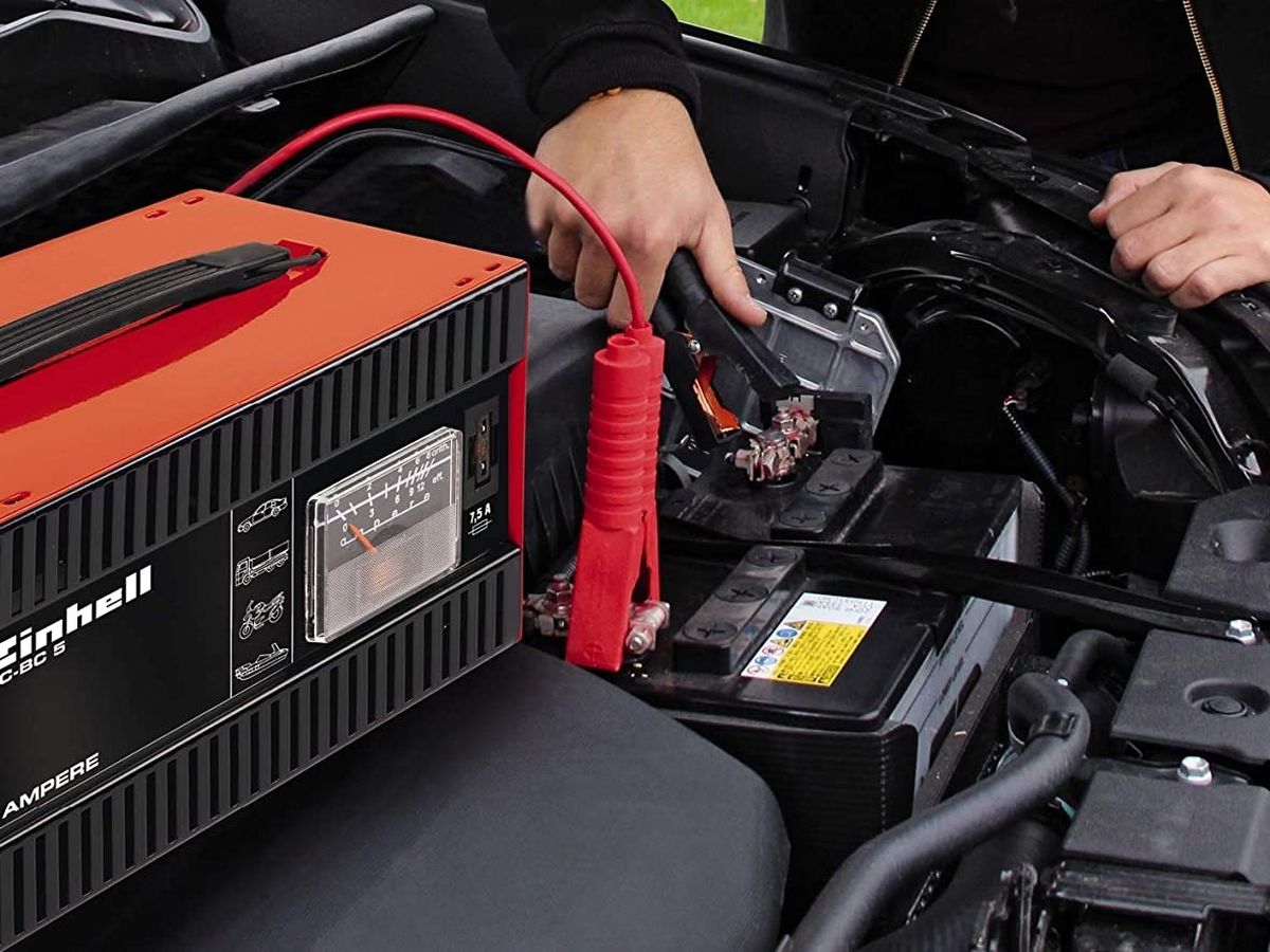 Por qué deberías llevar un cargador arrancador de batería en tu coche y  cuáles son los mejores que puedes comprar
