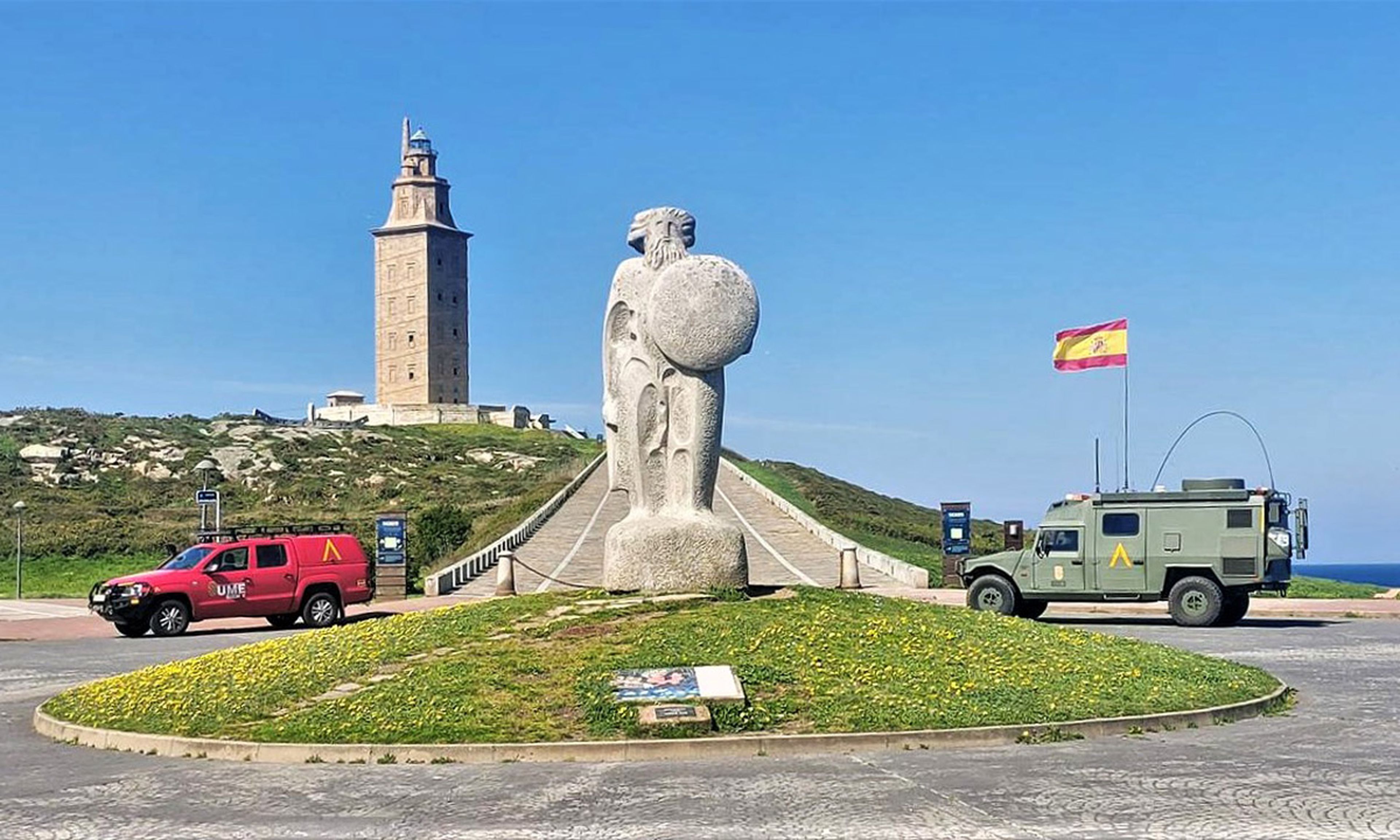 La UME al pie del Faro de Hércules en la Coruña