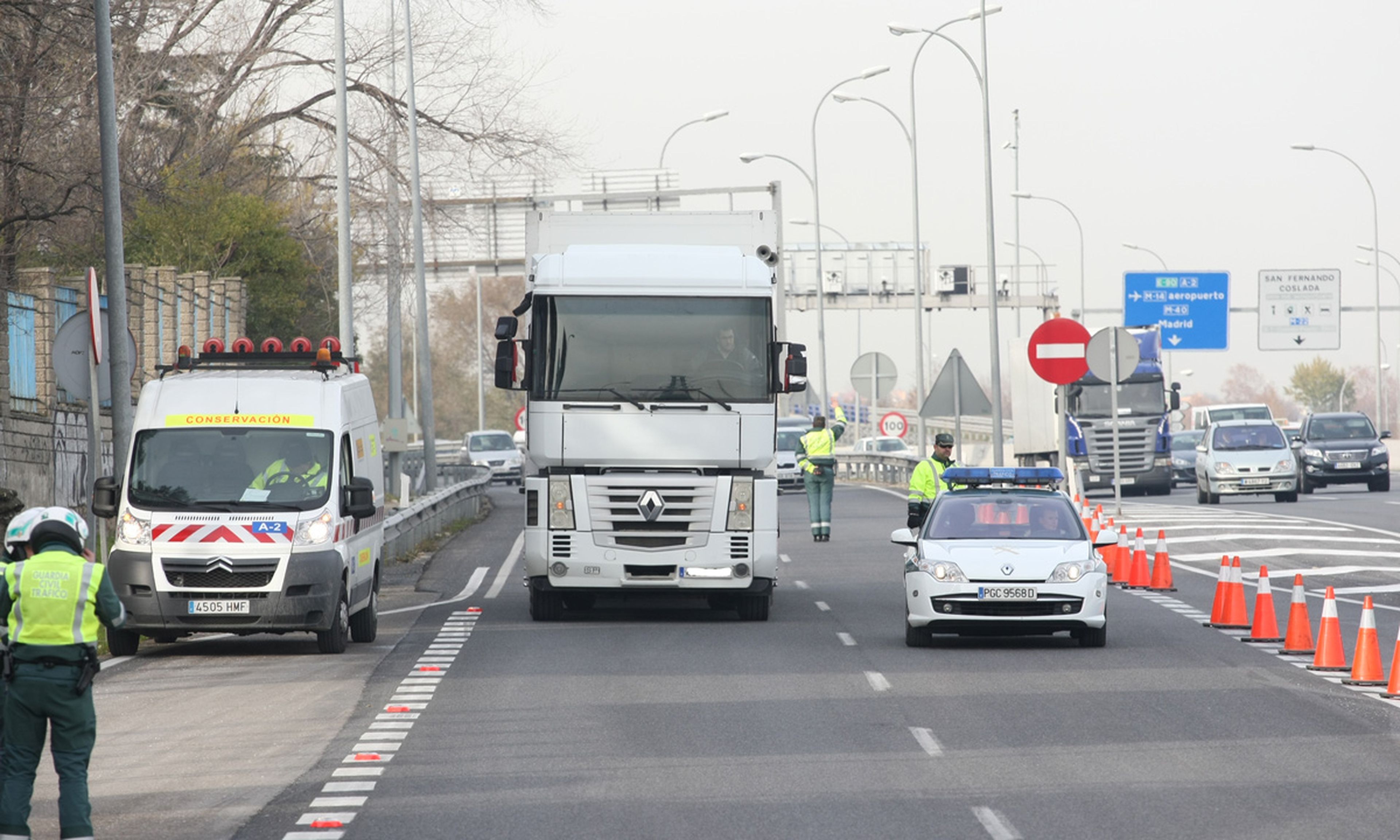 La Guardia Civil ha parado en Granada a un camionero que transportaba casi 1.000 kg de hachís y un millón de euros en metálico.