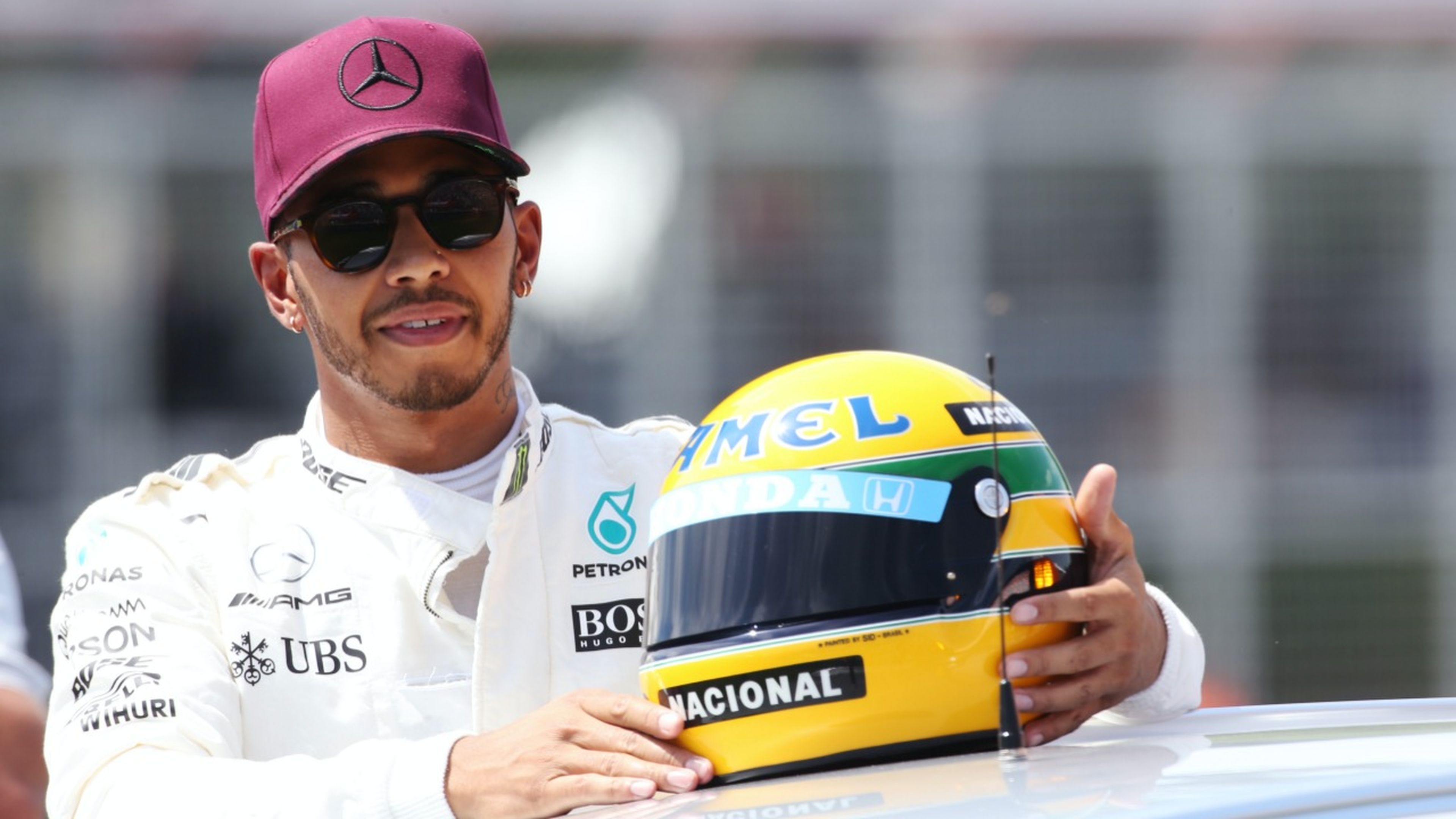 Hamilton con el casco de Senna