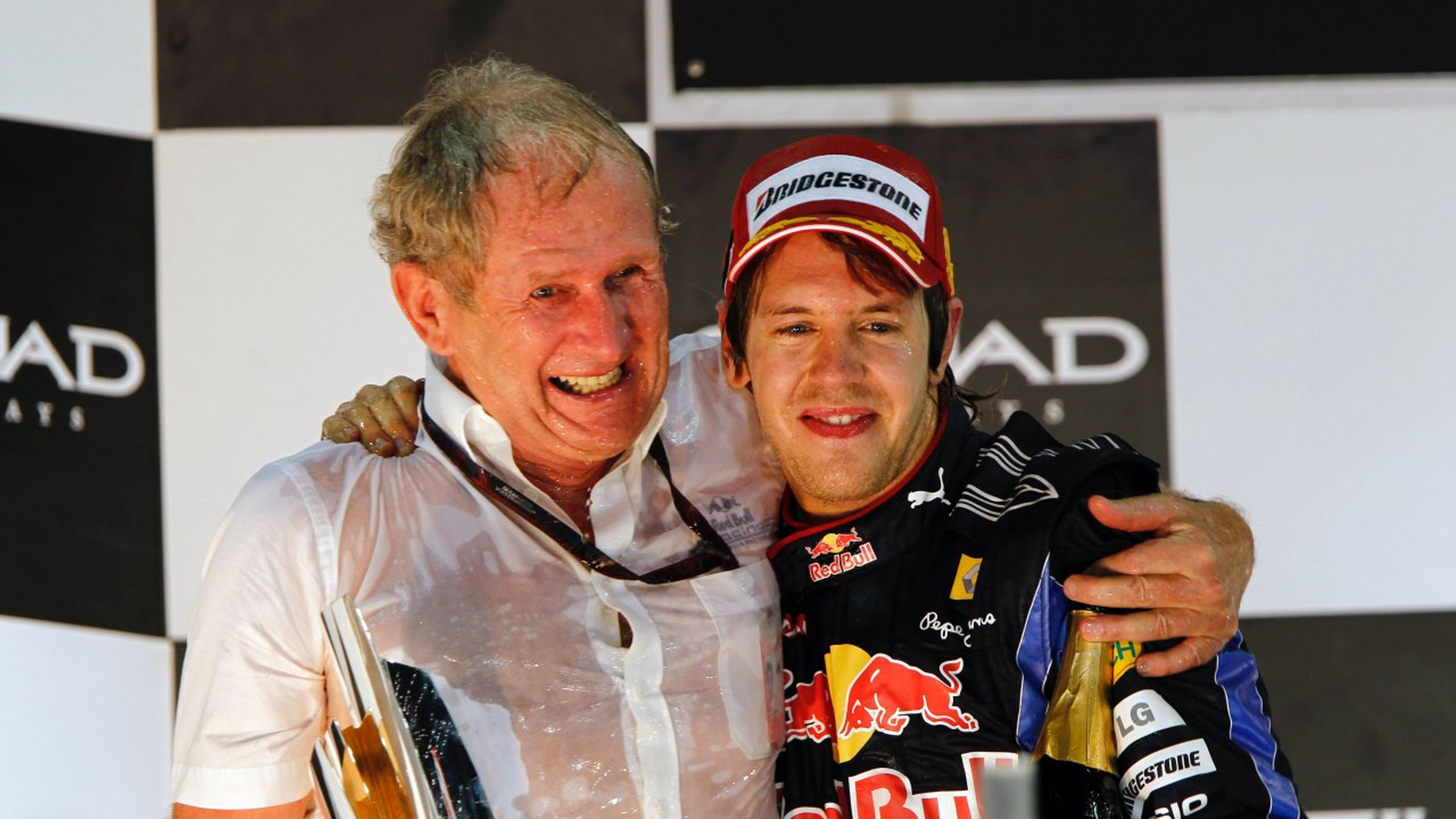 Helmut Marko celebra con Sebastian Vettel su título de 2010