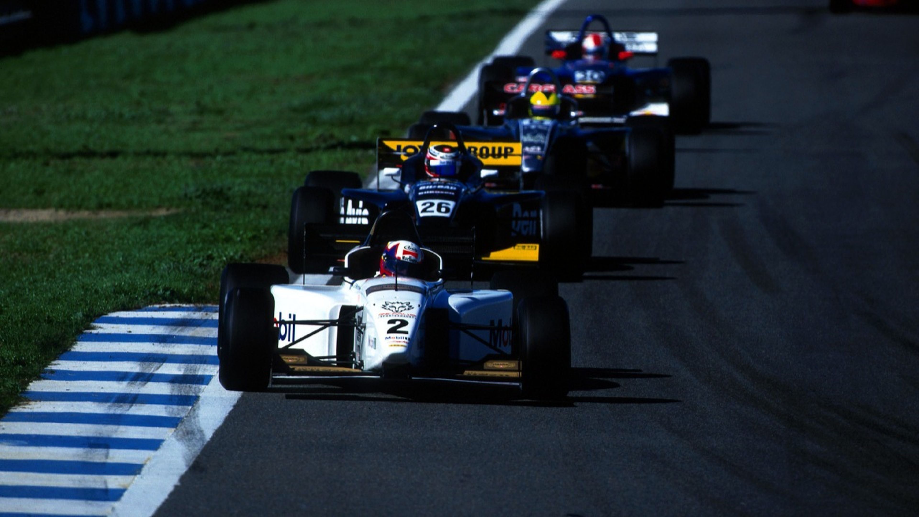 Juan Pablo Montoya lidera una carrera de Fórmula 3000 en 1997 con un coche del equipo RSM Marko