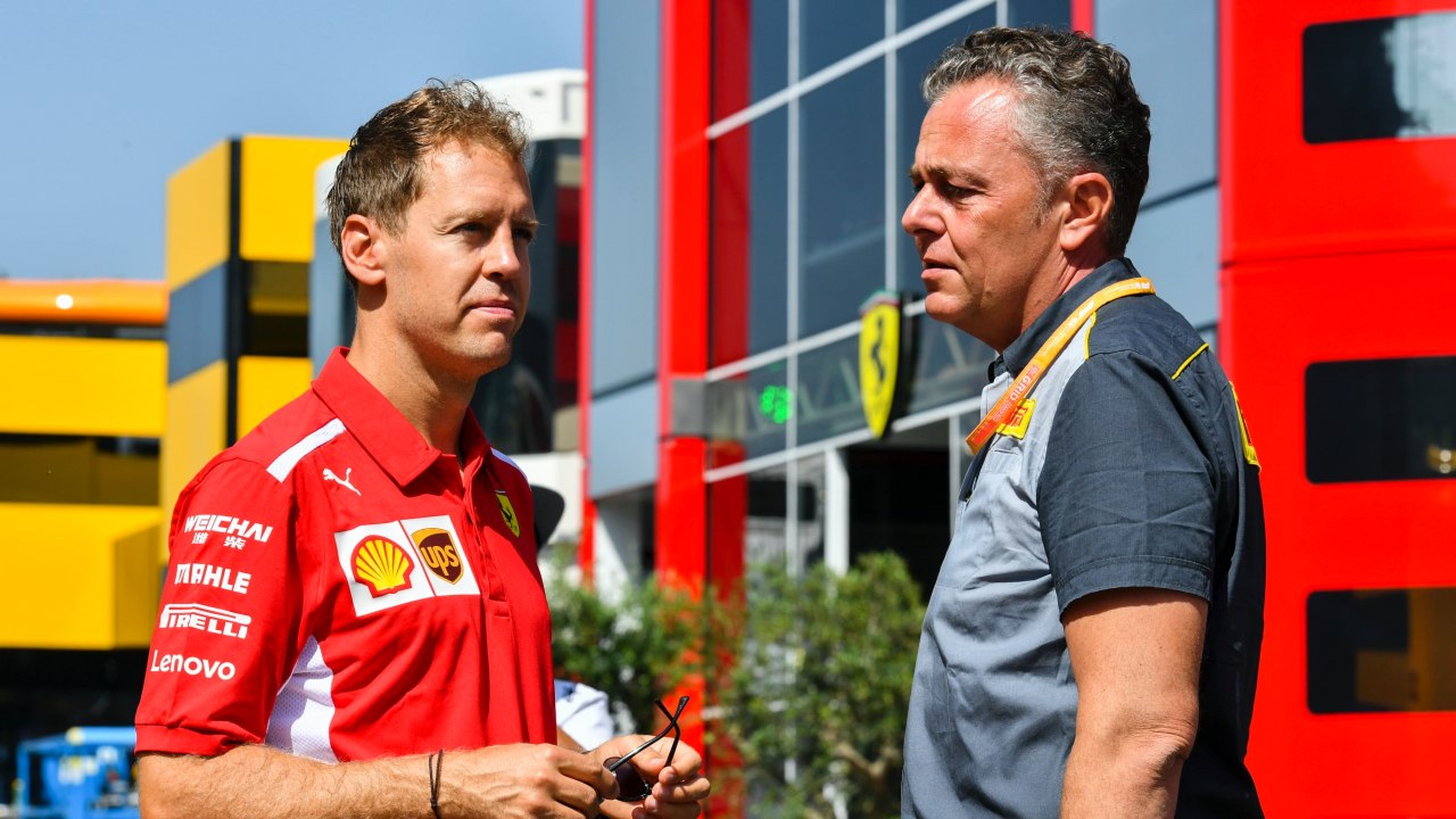 Mario Isola con Sebastian Vettel