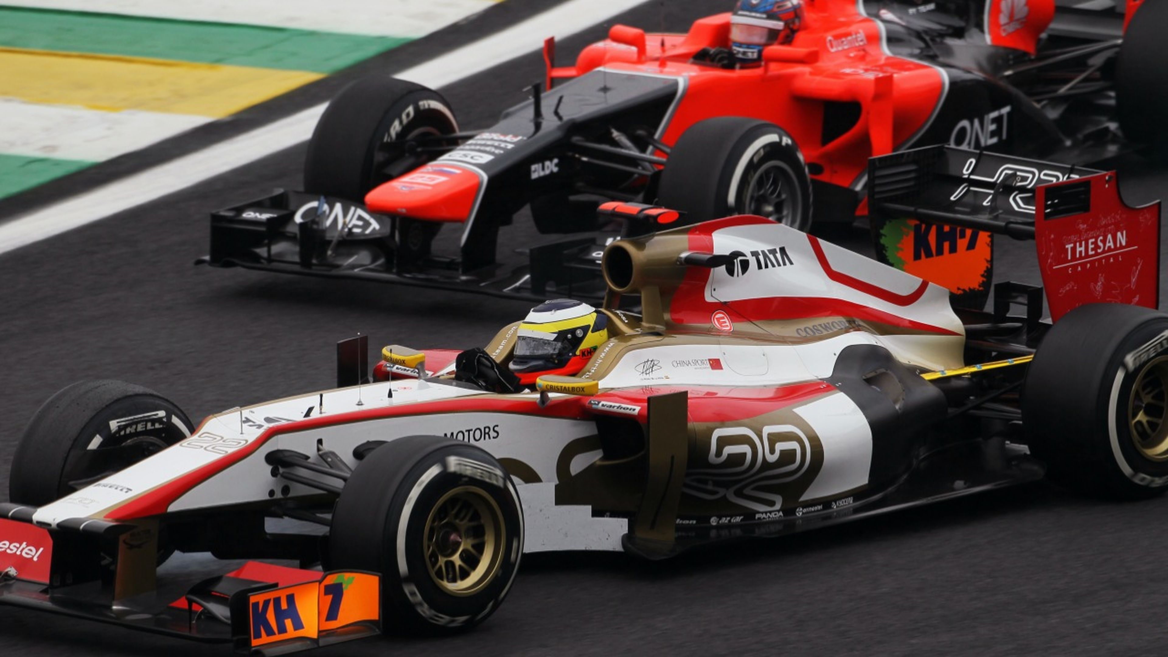 Pedro de la Rosa lucha contra un Marussia en el GP de Brasil