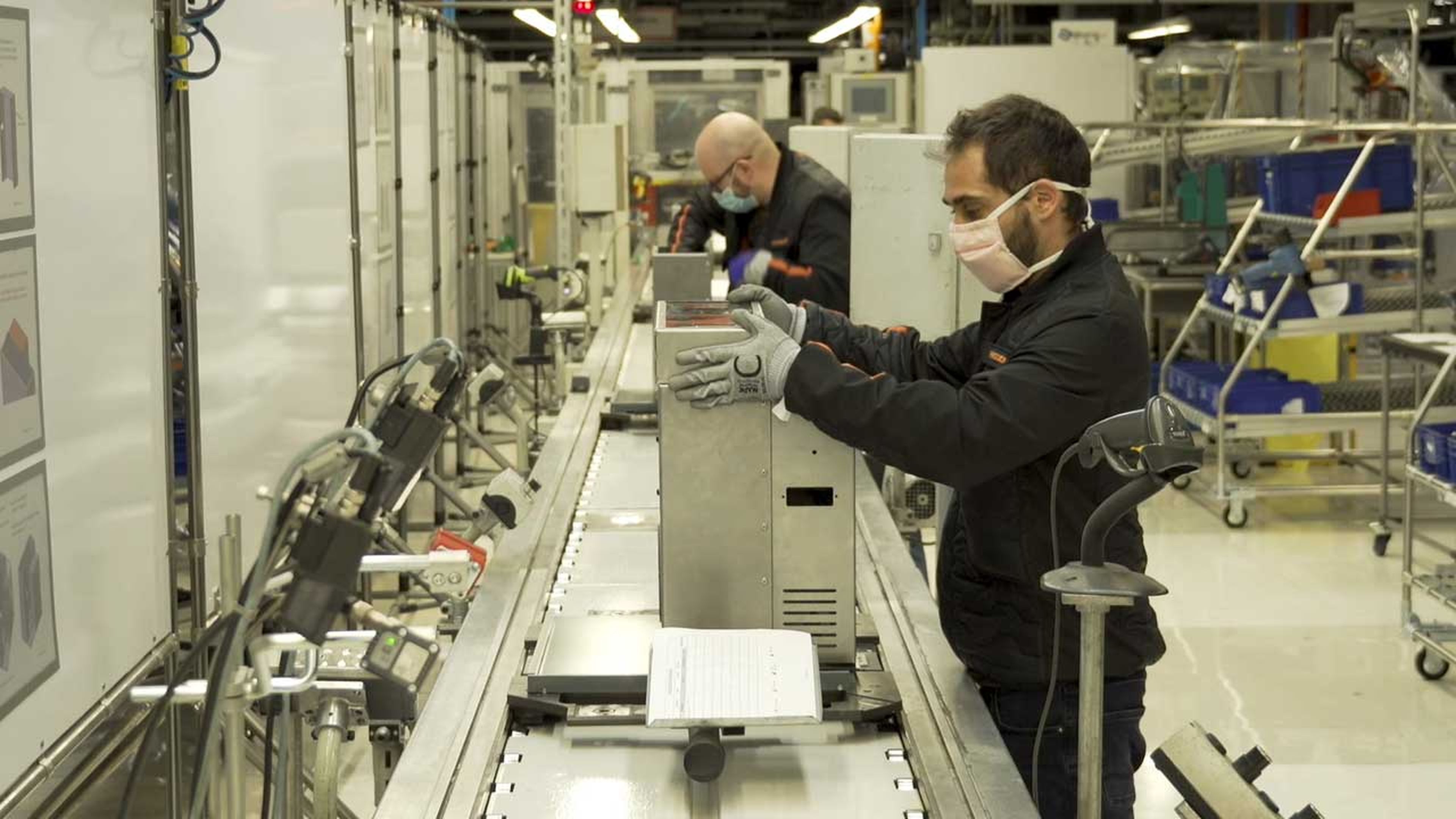 Seat arranca la producción de respiradores de emergencia en su fábrica de Martorell