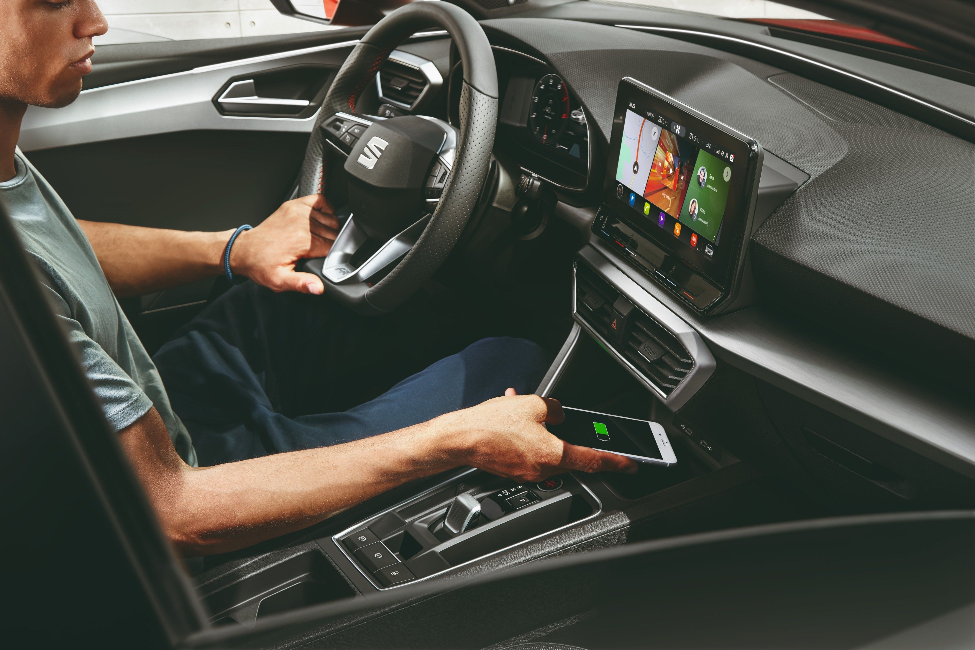 Volkswagen Golf 8 o Seat León 2020: ¿cuál tiene mejor conectividad?
