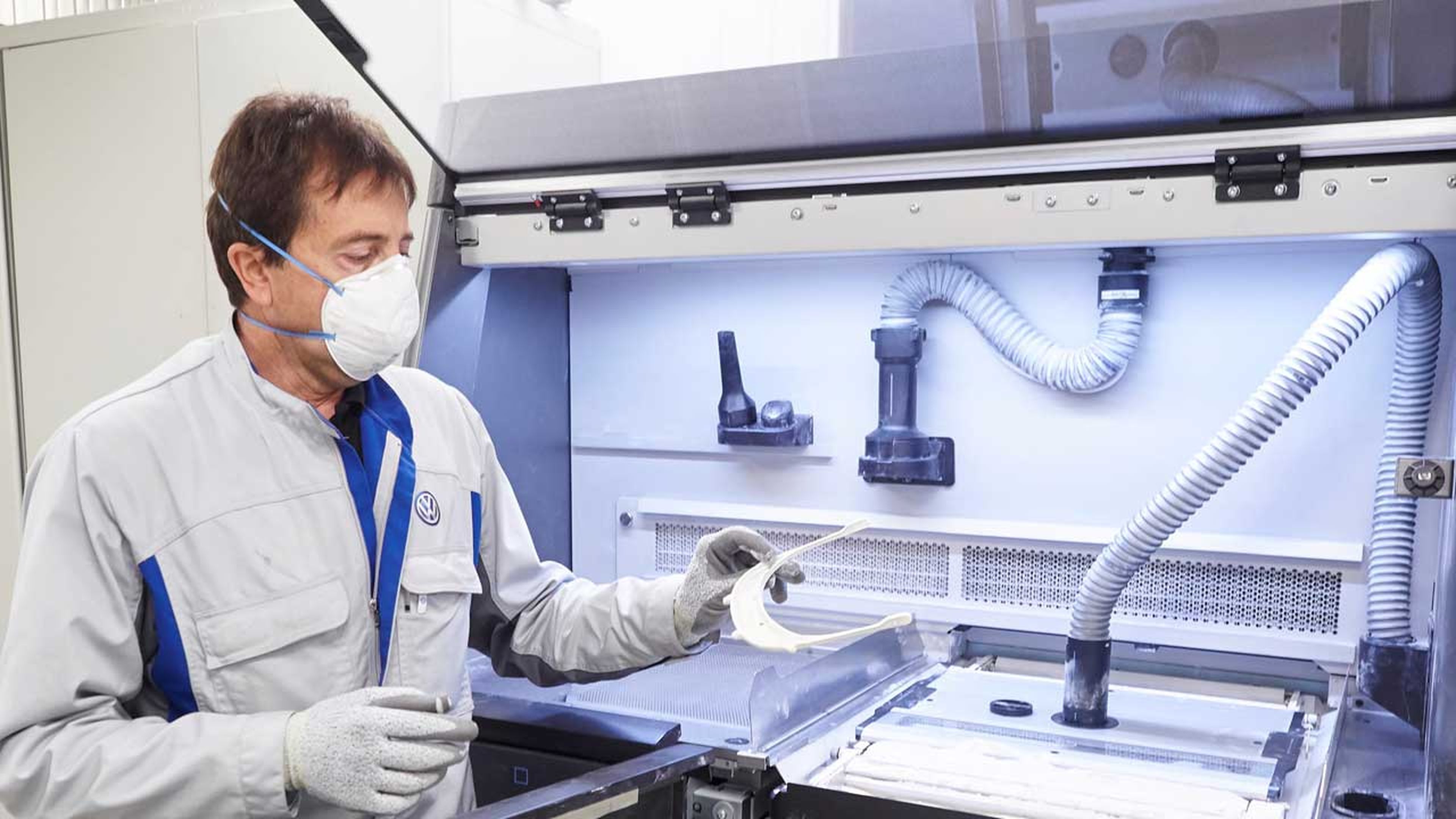 Volkswagen Navarra entrega las 1.000 primeras pantallas protectoras producidas con su impresora 3D