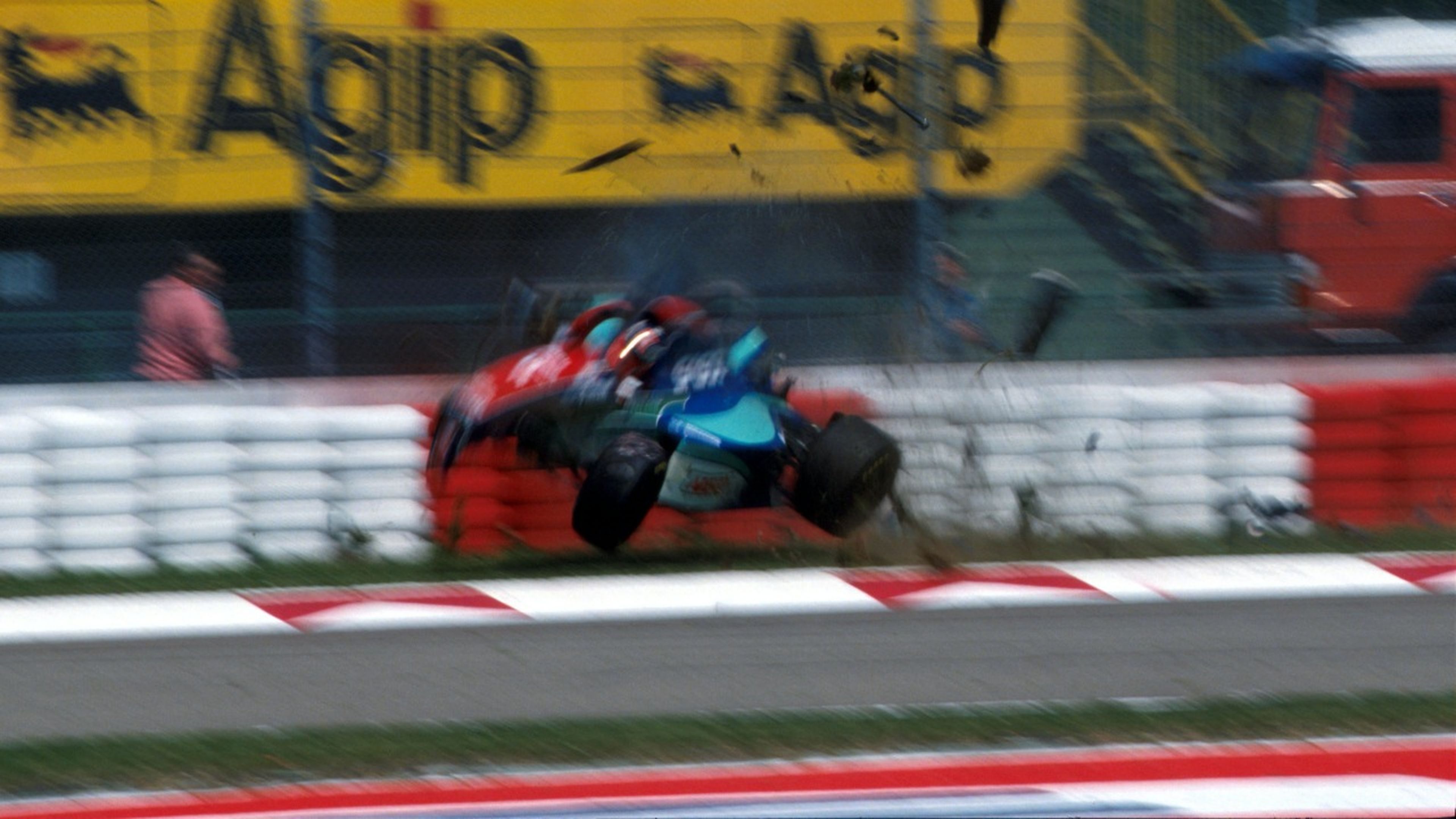 Rubens Barrichello salió ileso de este fuerte accidente el 29 de abril de 1994 en Imola