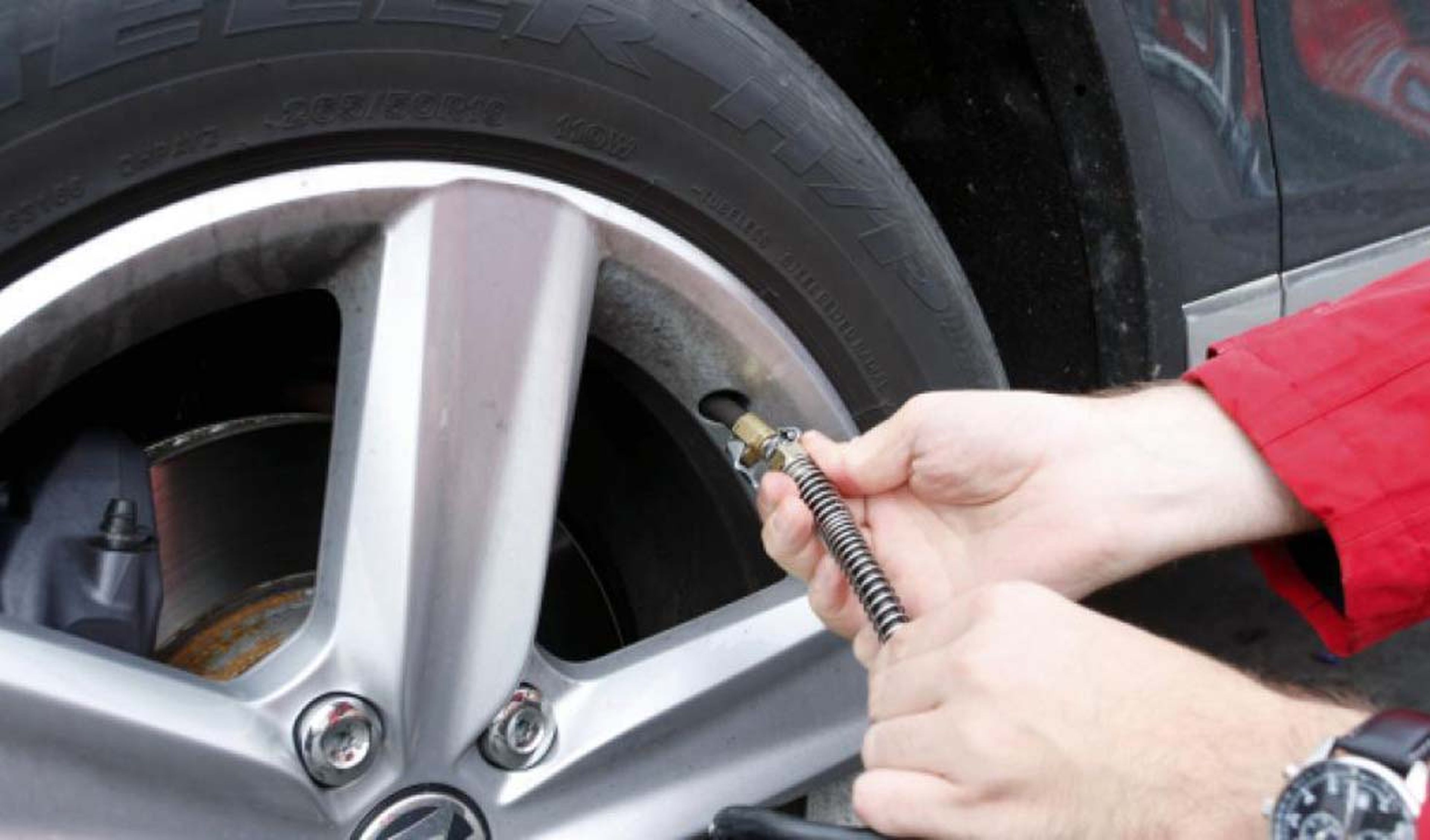 Aprende a comprobar la presión de los neumáticos