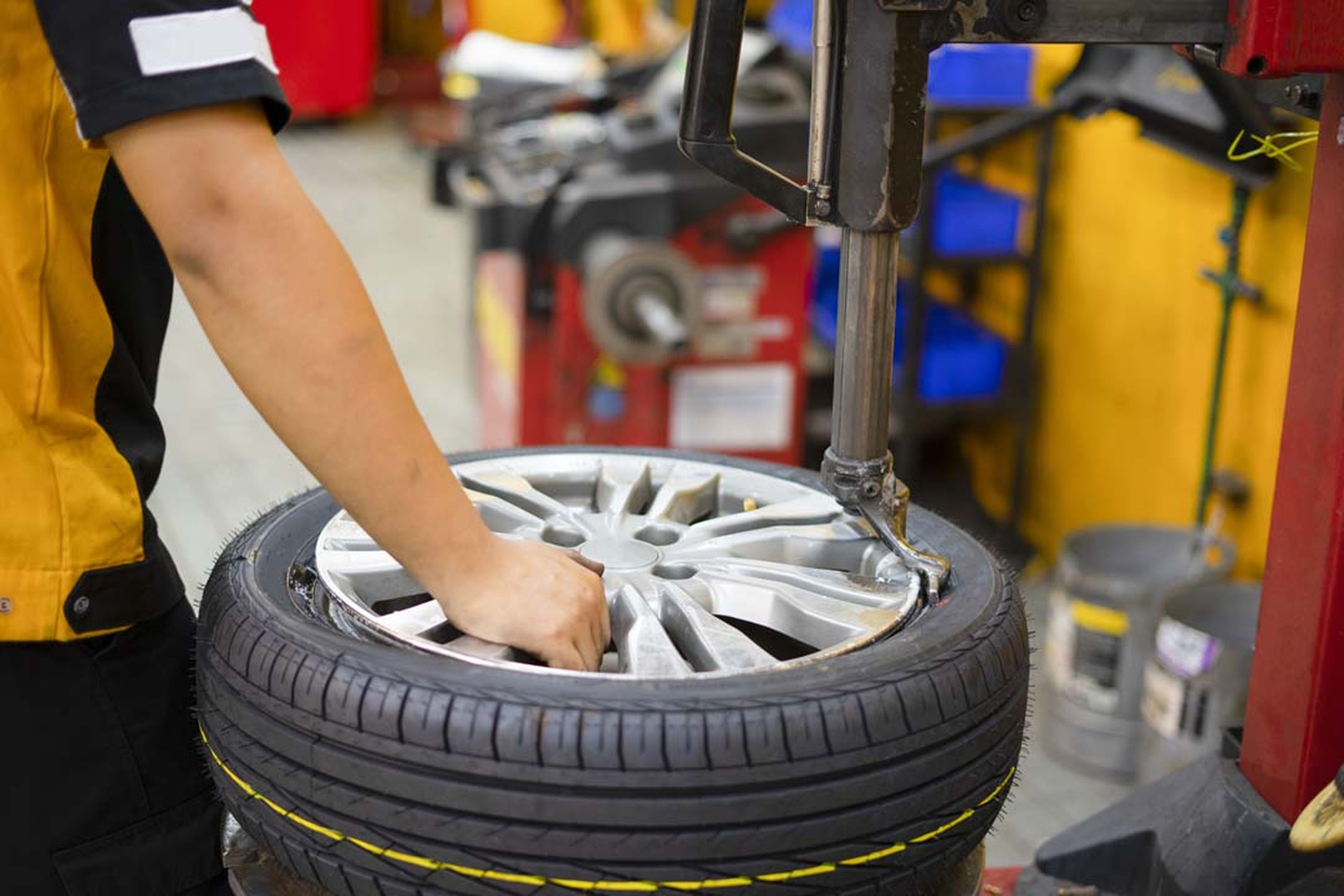 Aprende consejos para comprar neumáticos online