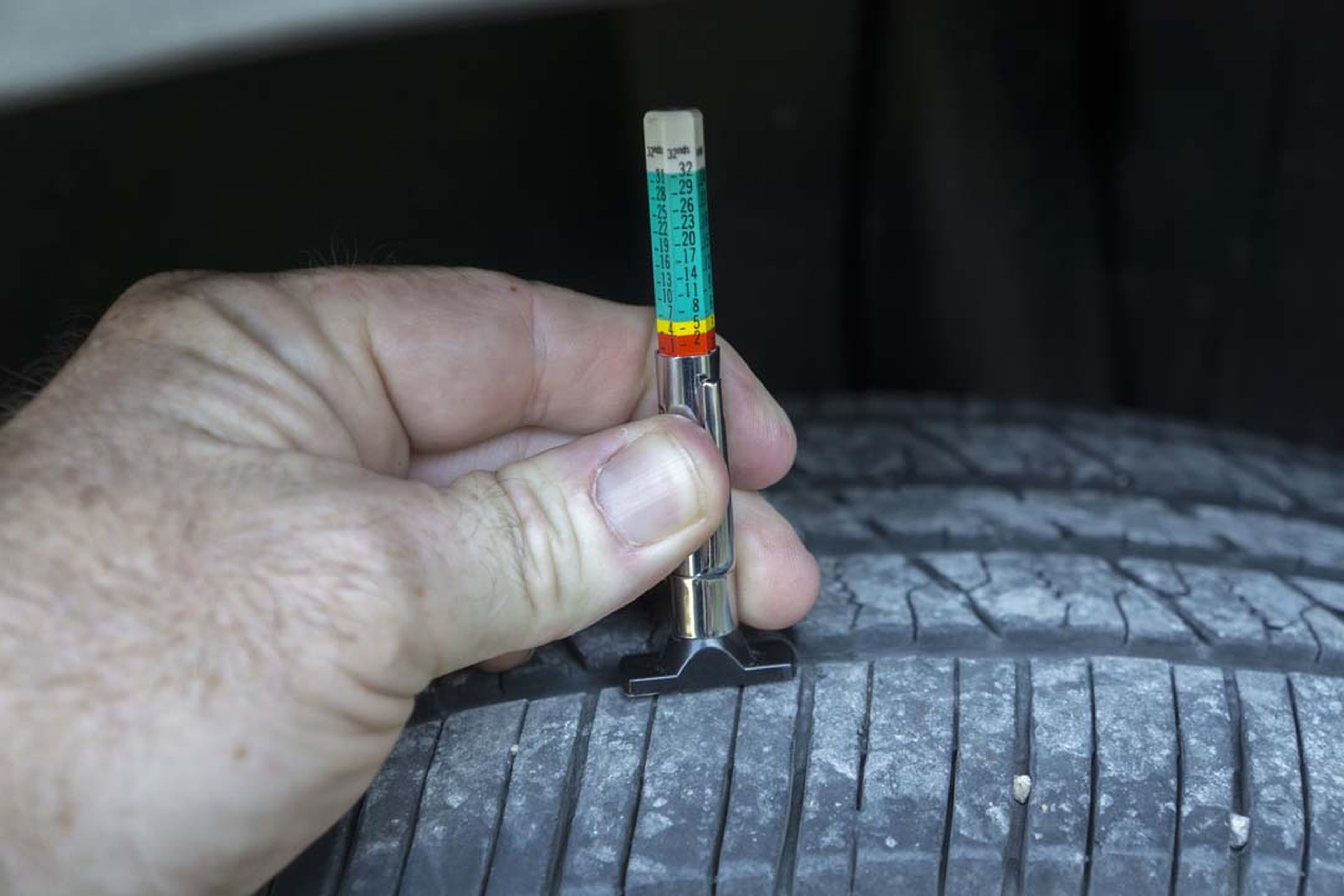 Cómo medir la profundidad de un neumático