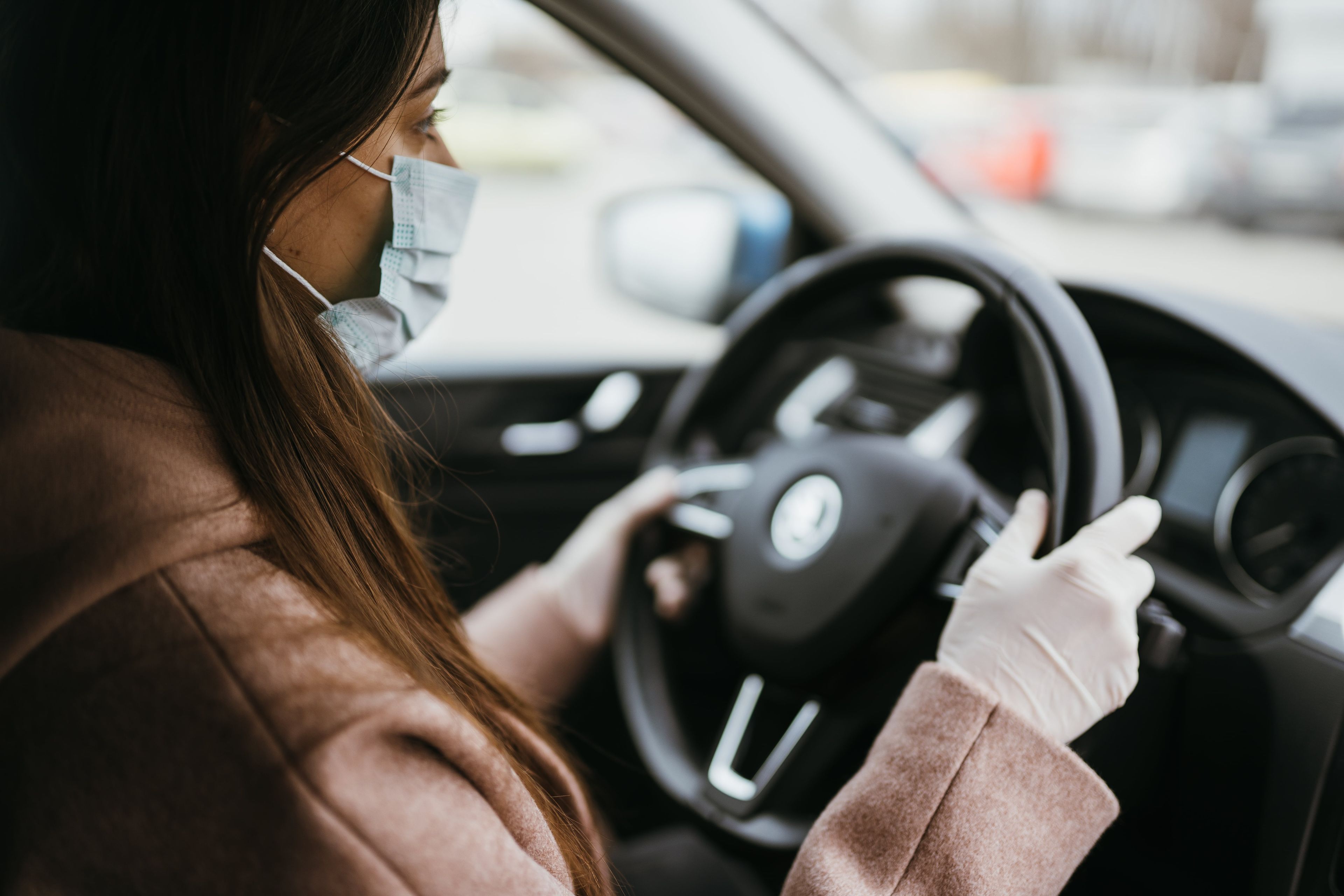 Cómo no debes usar la mascarilla y los guantes en el coche
