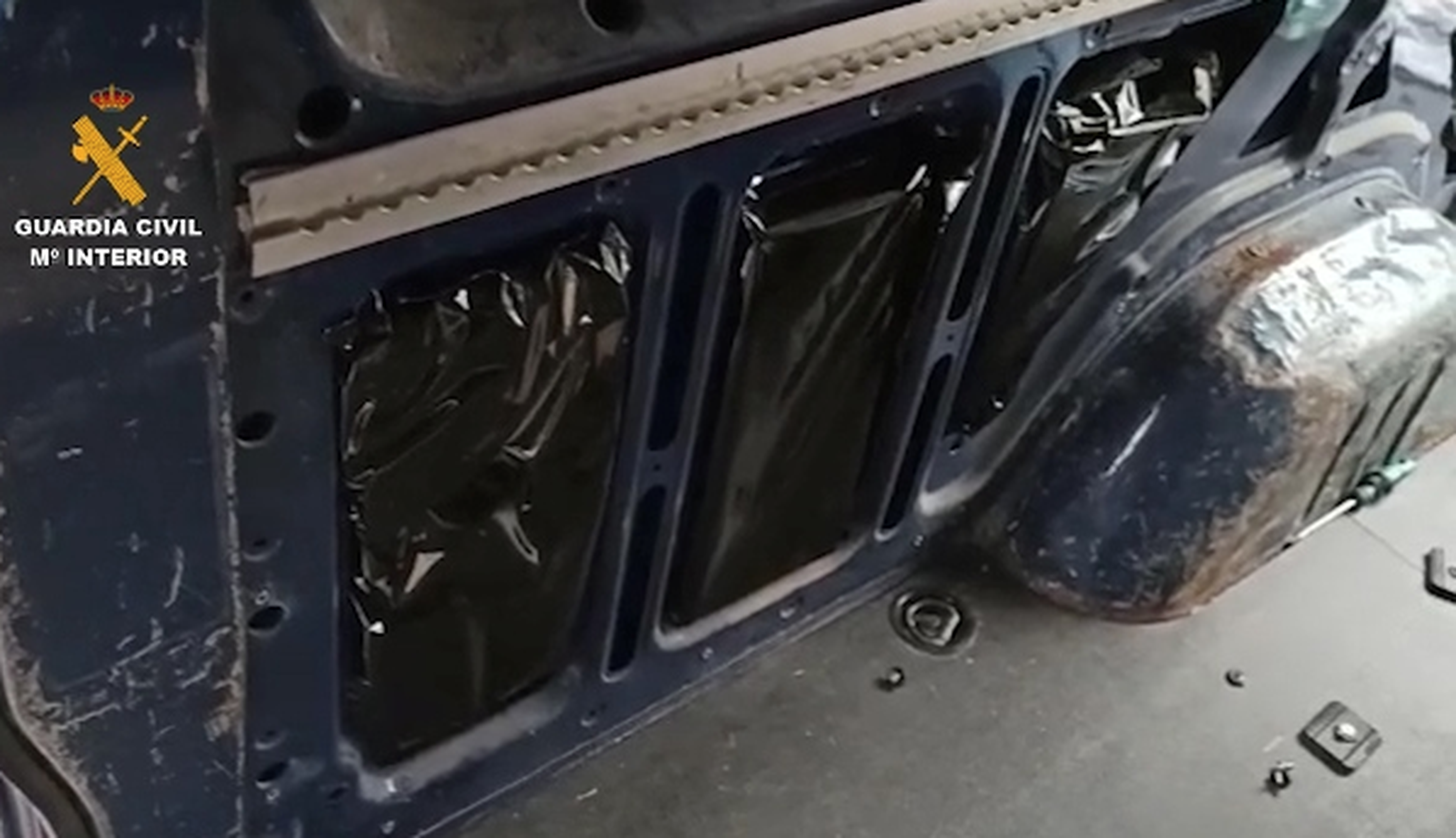 La Guardia Civil encuentra 100 kilos de hachís en doble fondo de furgoneta