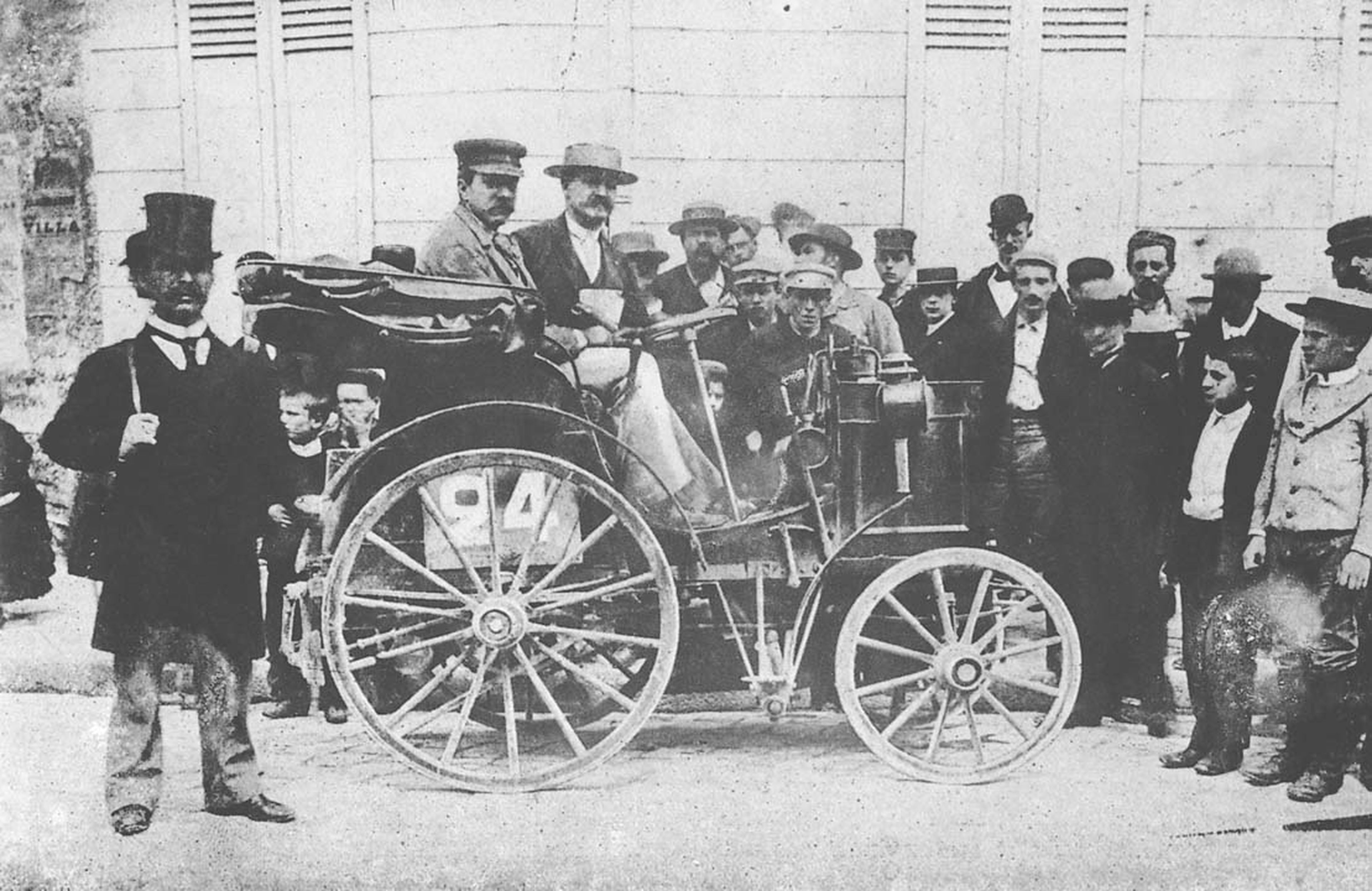 Así ha cambiado el volante de Mercedes en 120 años
