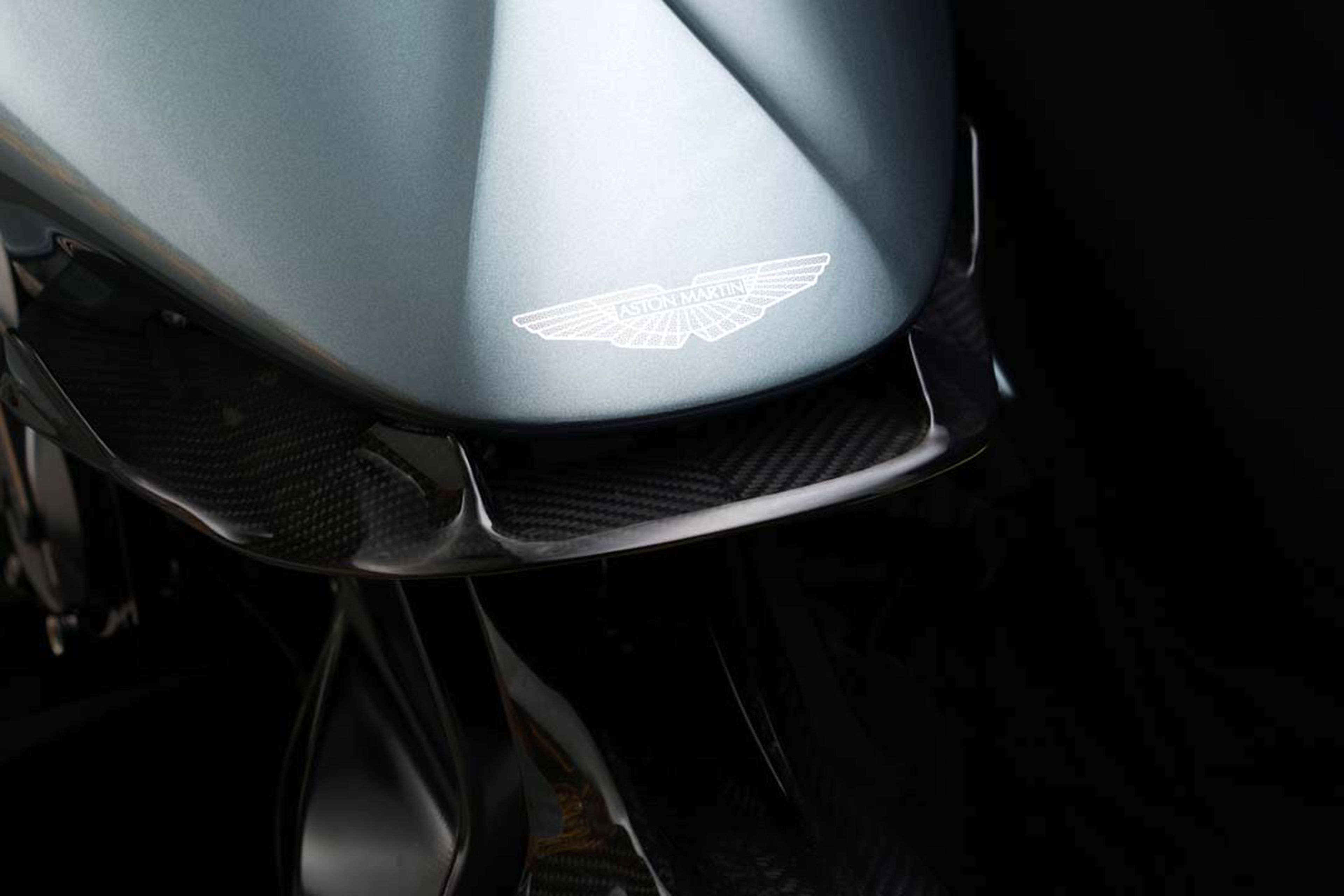 La primera moto Aston Martin y sus rivales