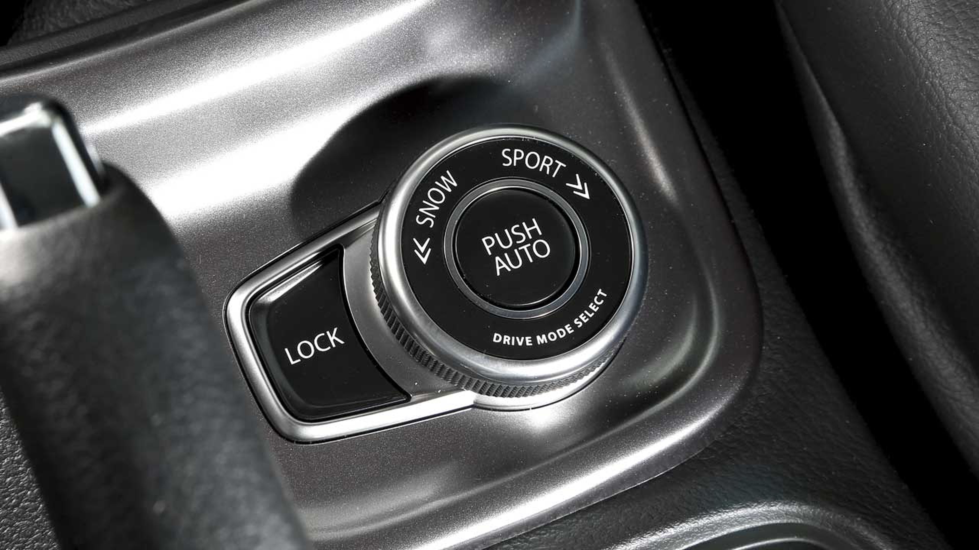 Esta versión 4WD cuenta con la ruleta de tracción AllGrip, que permite al conductor elegir entre cuatro modos diferentes (Auto, Sport, Snow, y Lock) y le informa del seleccionado en la pantalla central del cuadro de mandos