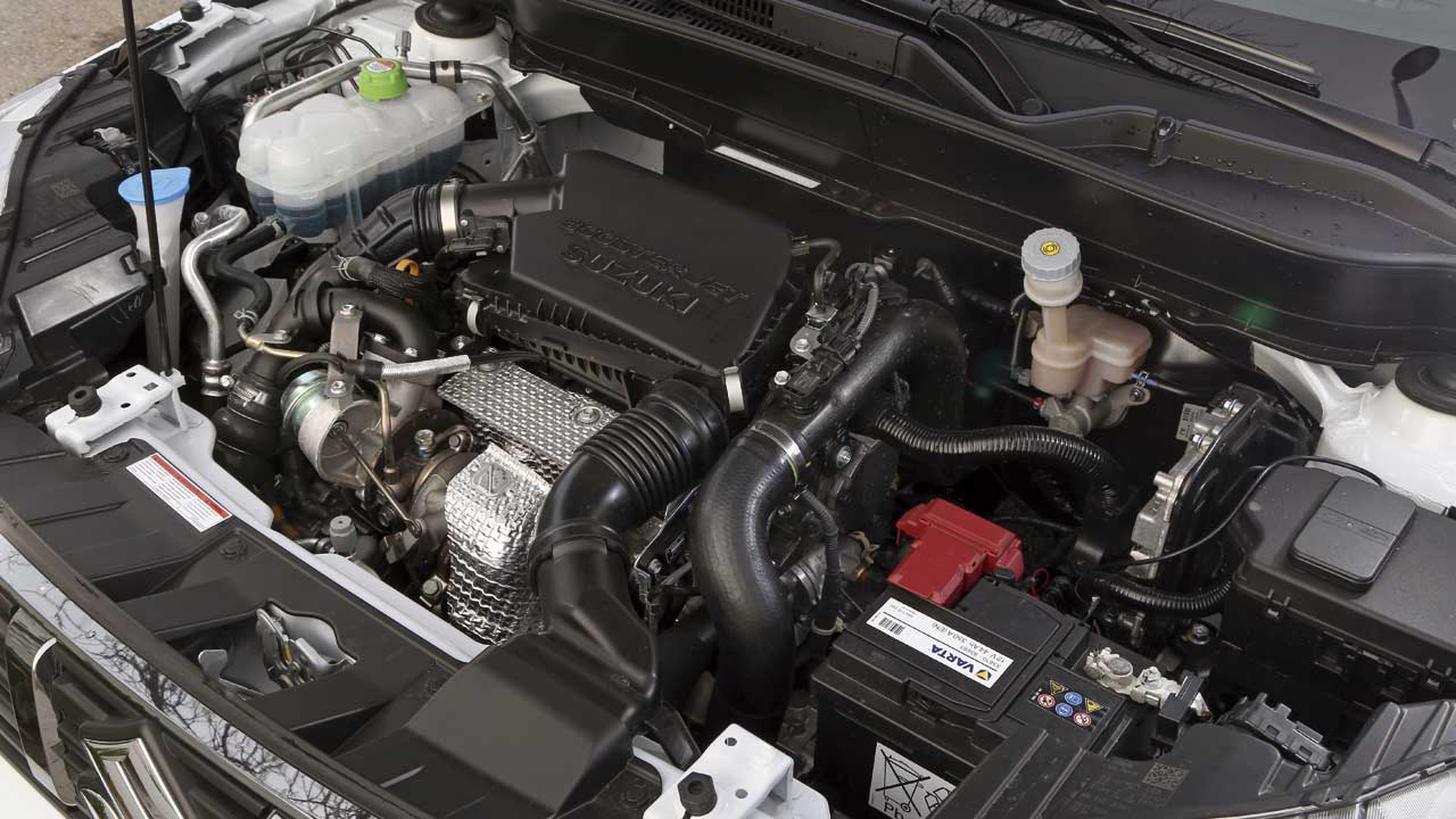 Mecánica de gasolina 1.4 turbo de 129 CV apoyada por un pequeño motor eléctrico