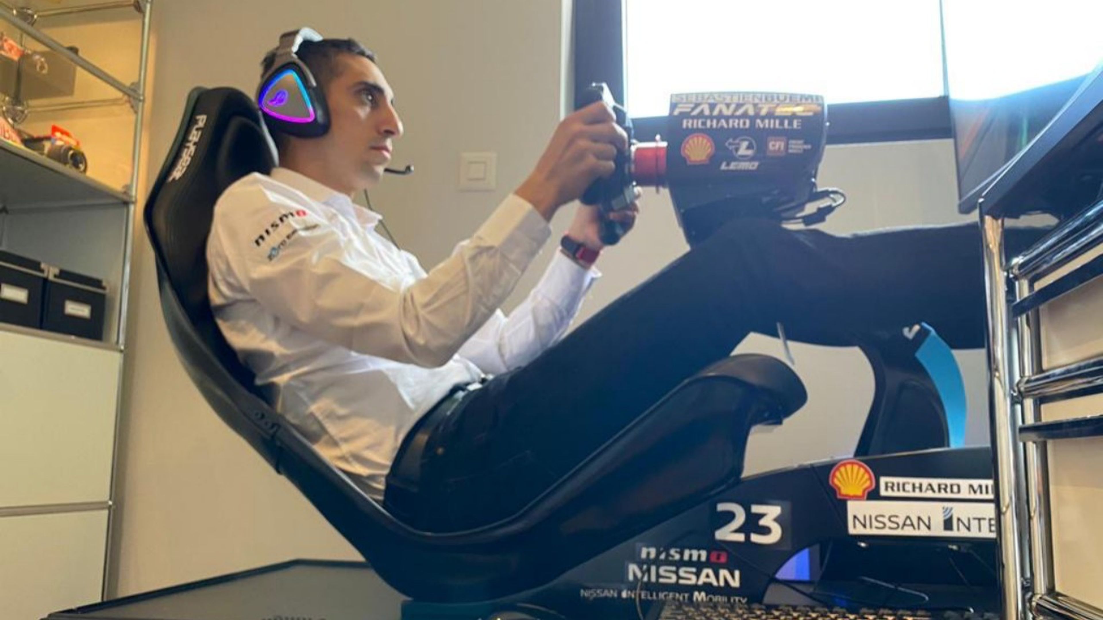 Sébastien Buemi con un simulador de Nissan