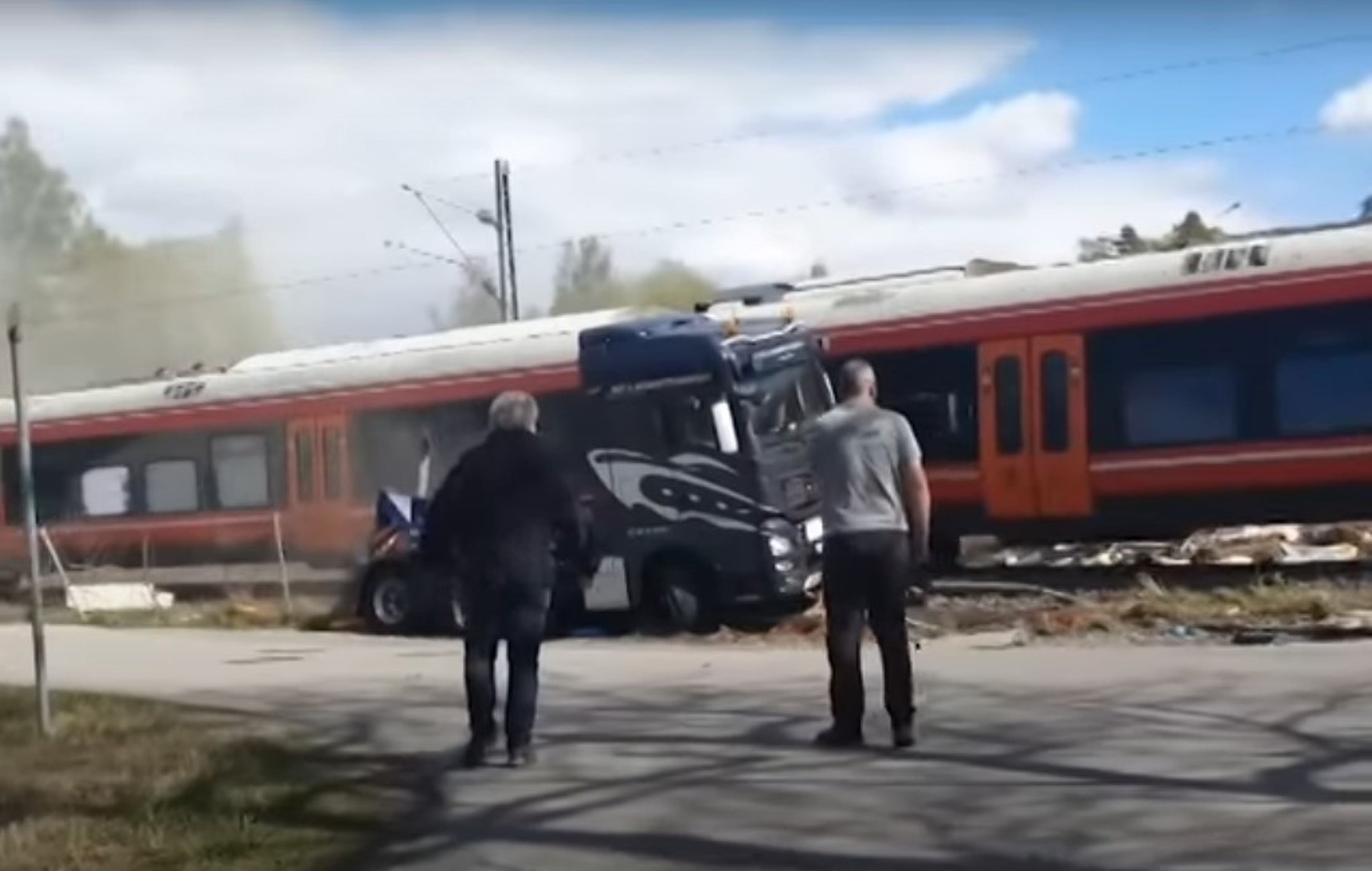 Un tren descarrila después de atropellar a toda velocidad a un camión