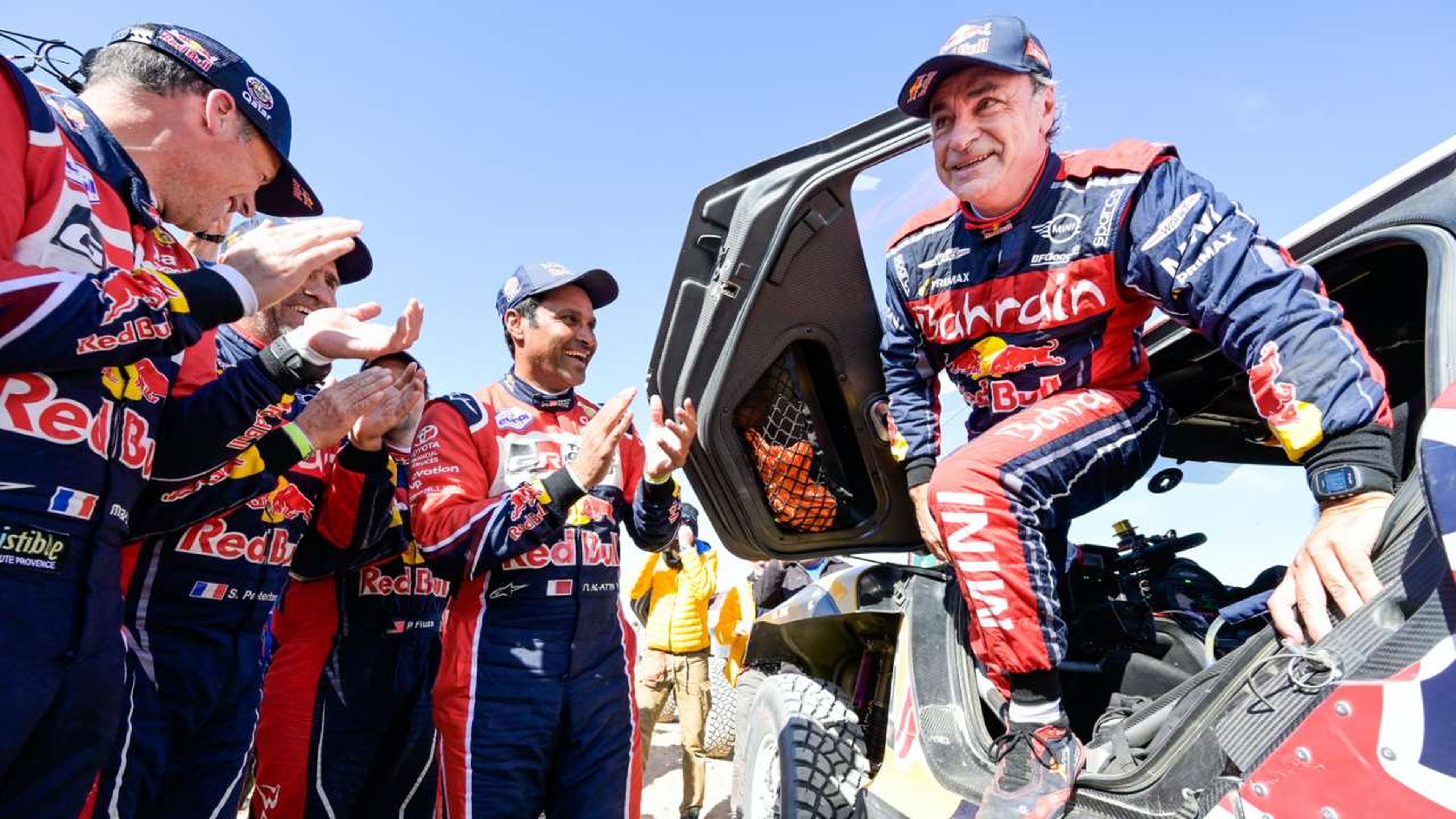 Carlos Sainz aplaudido tras ganar el Dakar