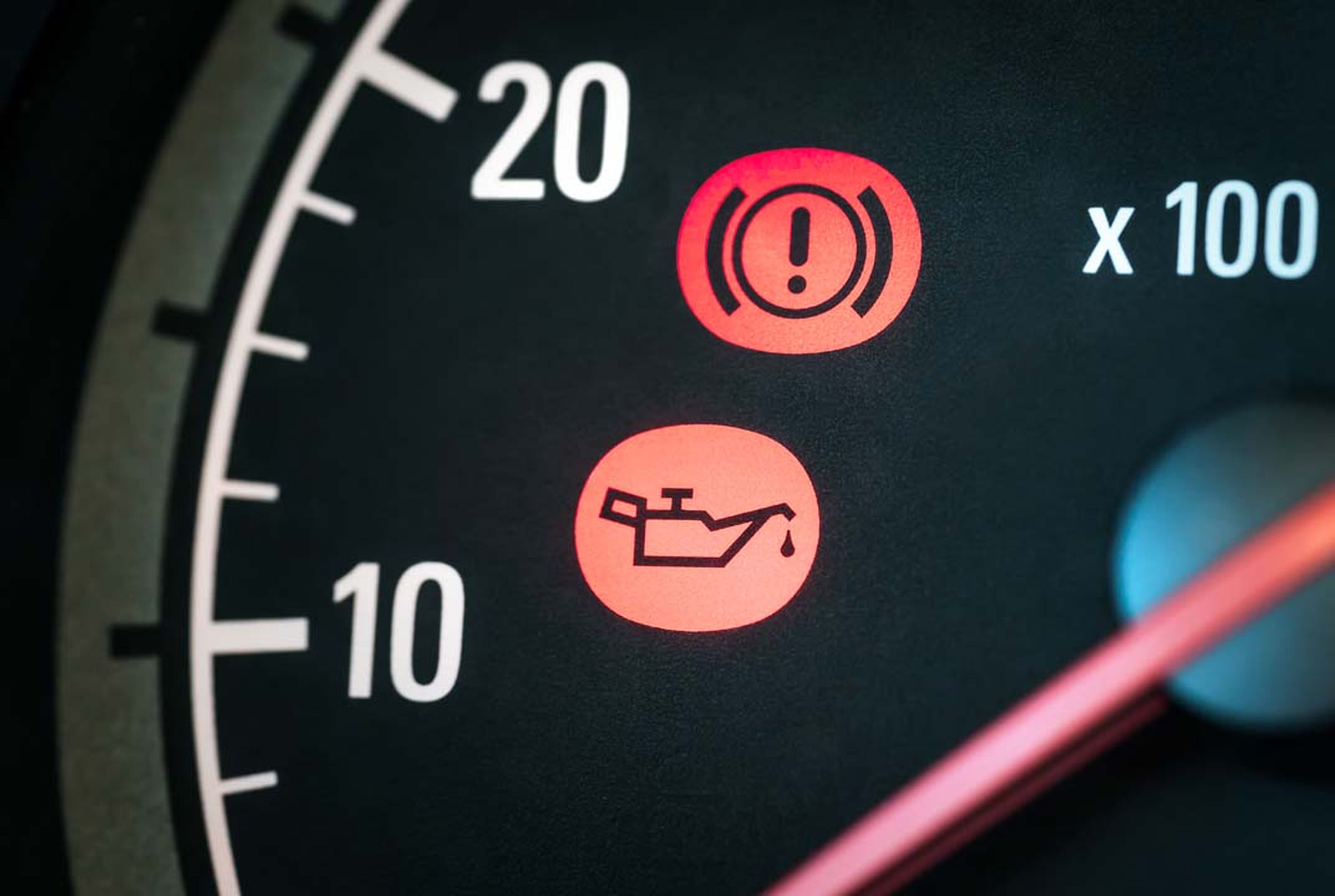 Cómo mirar el nivel de aceite en un coche