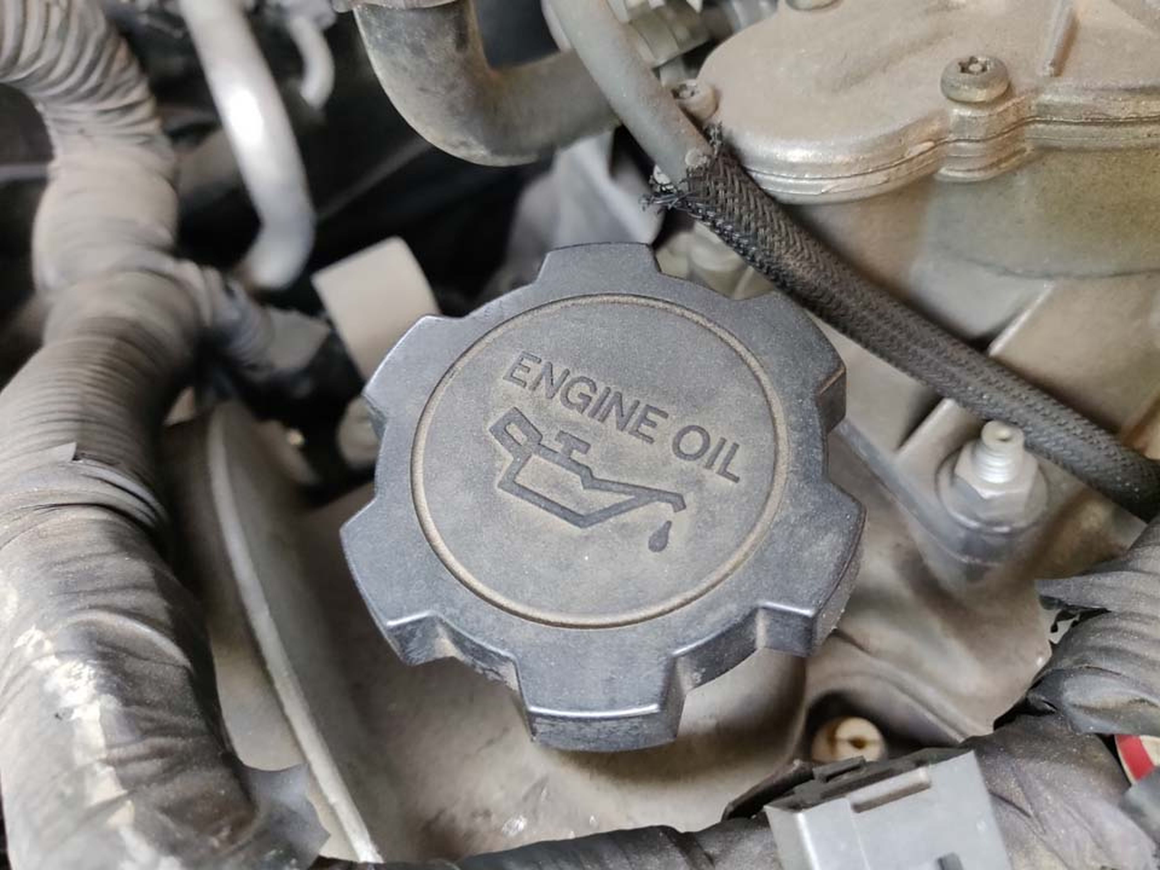 Cómo mirar el nivel de aceite en un coche