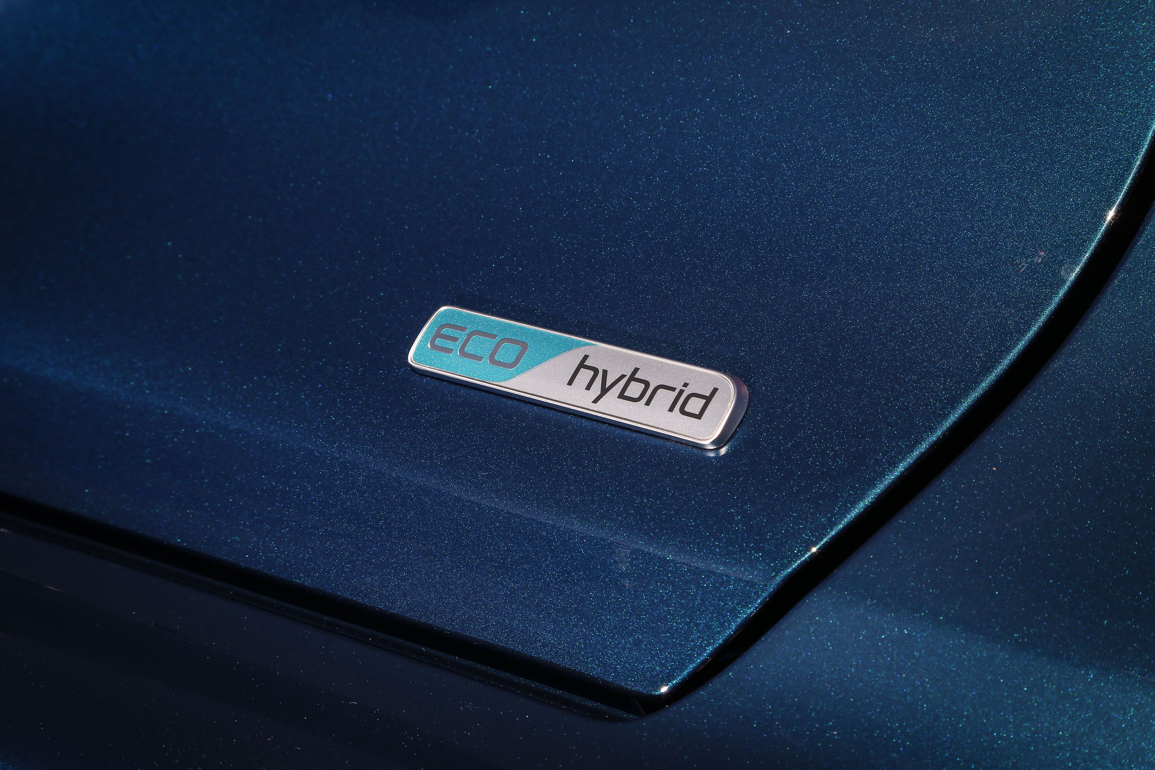 Comprar un coche híbrido o un híbrido enchufable: ventajas e inconvenientes