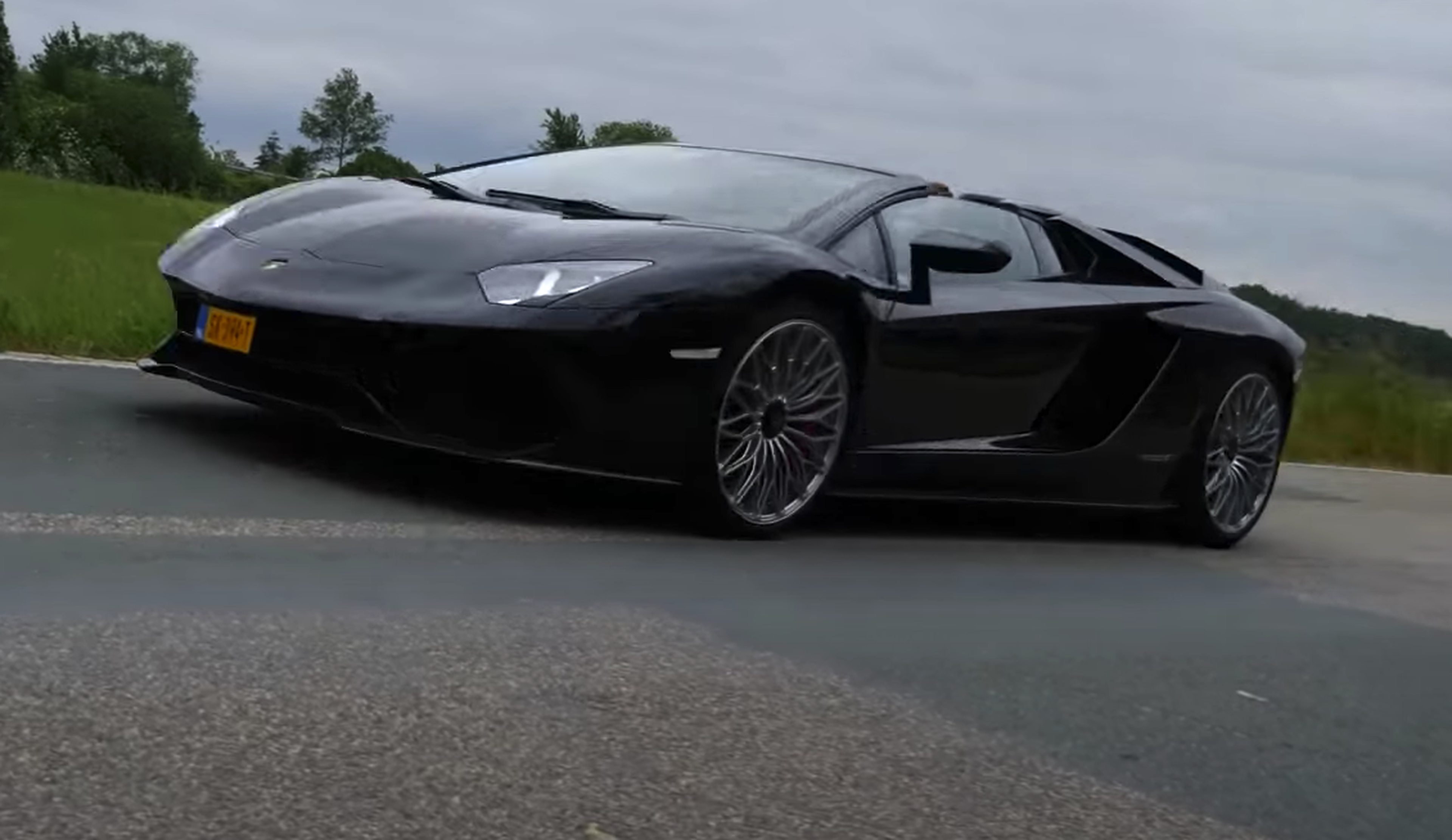 Lamborghini Aventador a más de 300 km/h en autopista