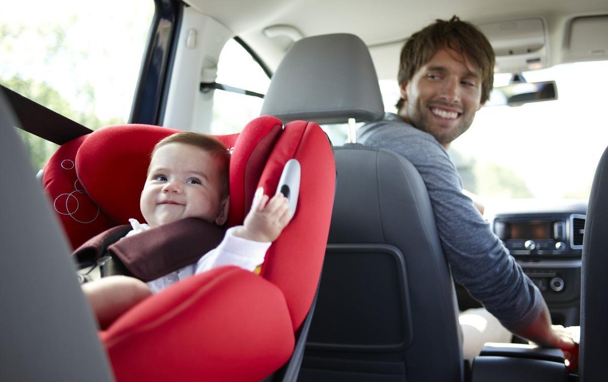 Activamente gas Perder la paciencia Las tres únicos casos en los que los niños pueden ocupar el asiento  delantero del coche | Auto Bild España