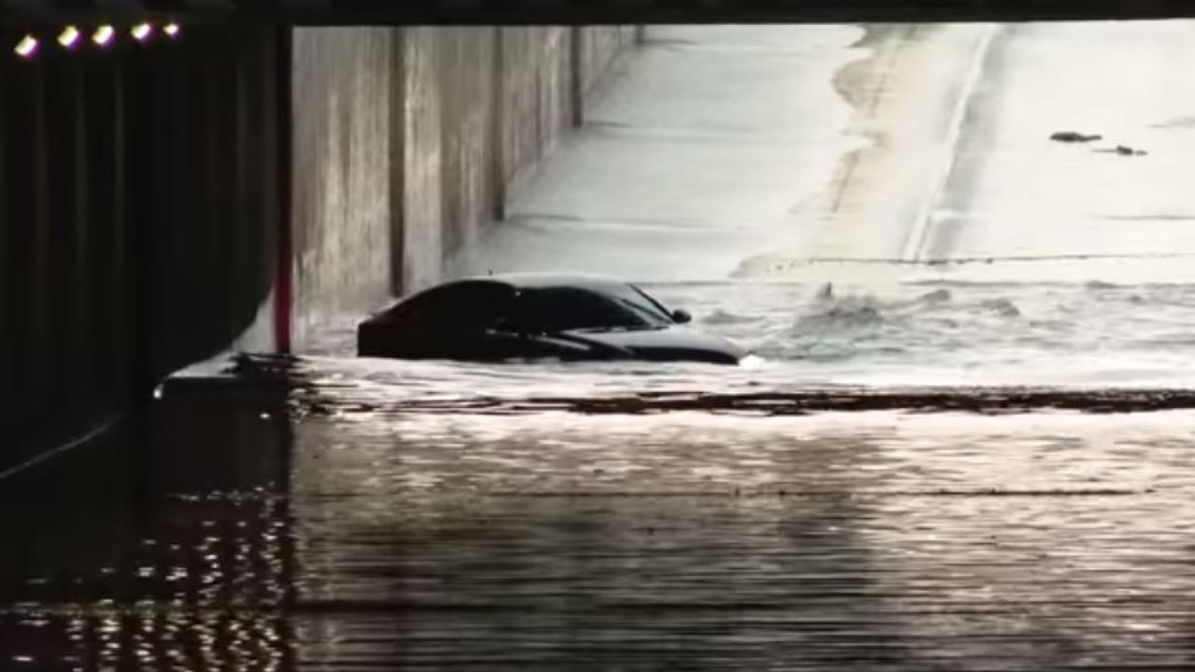 peligro-adentrarse-zonas-inundadas-coche