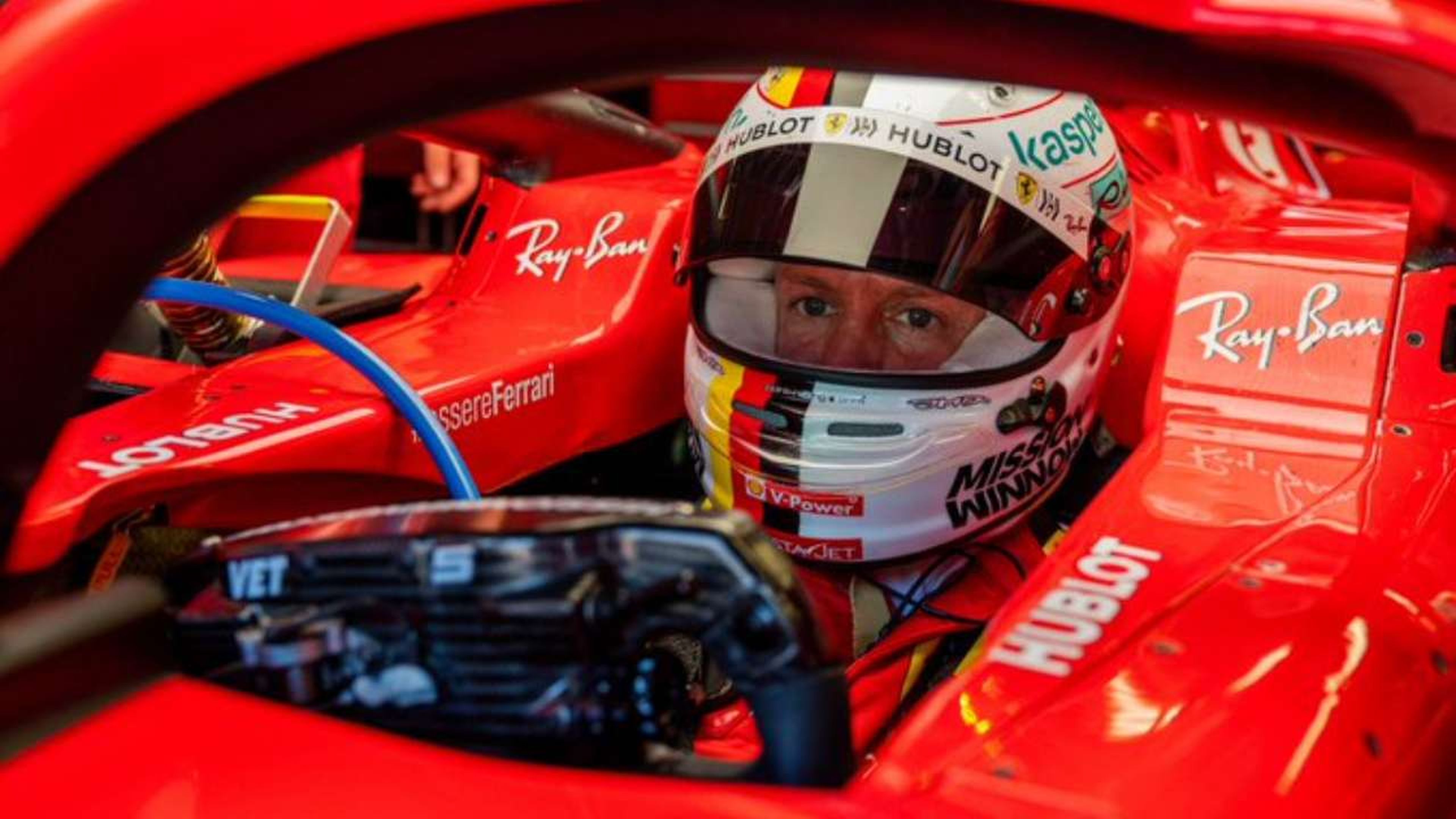 Sebastian Vettel en el box de Ferrari