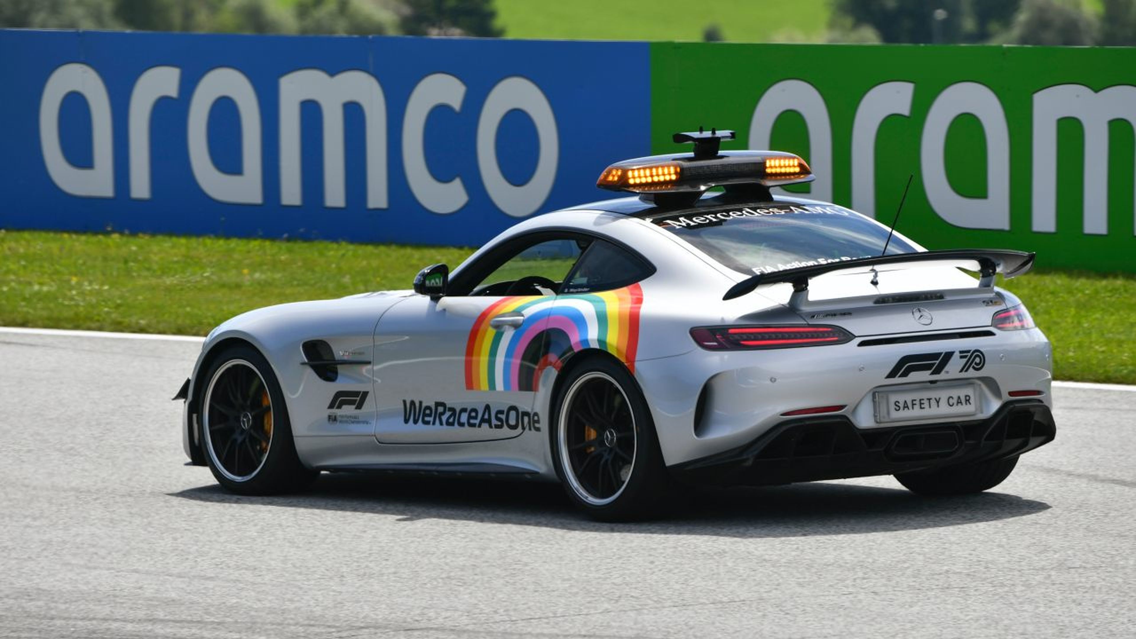 El coche de seguridad de la F1 2020 luce el logo de "We Race As One" iniciativa a favor de la diversidad de la F1.