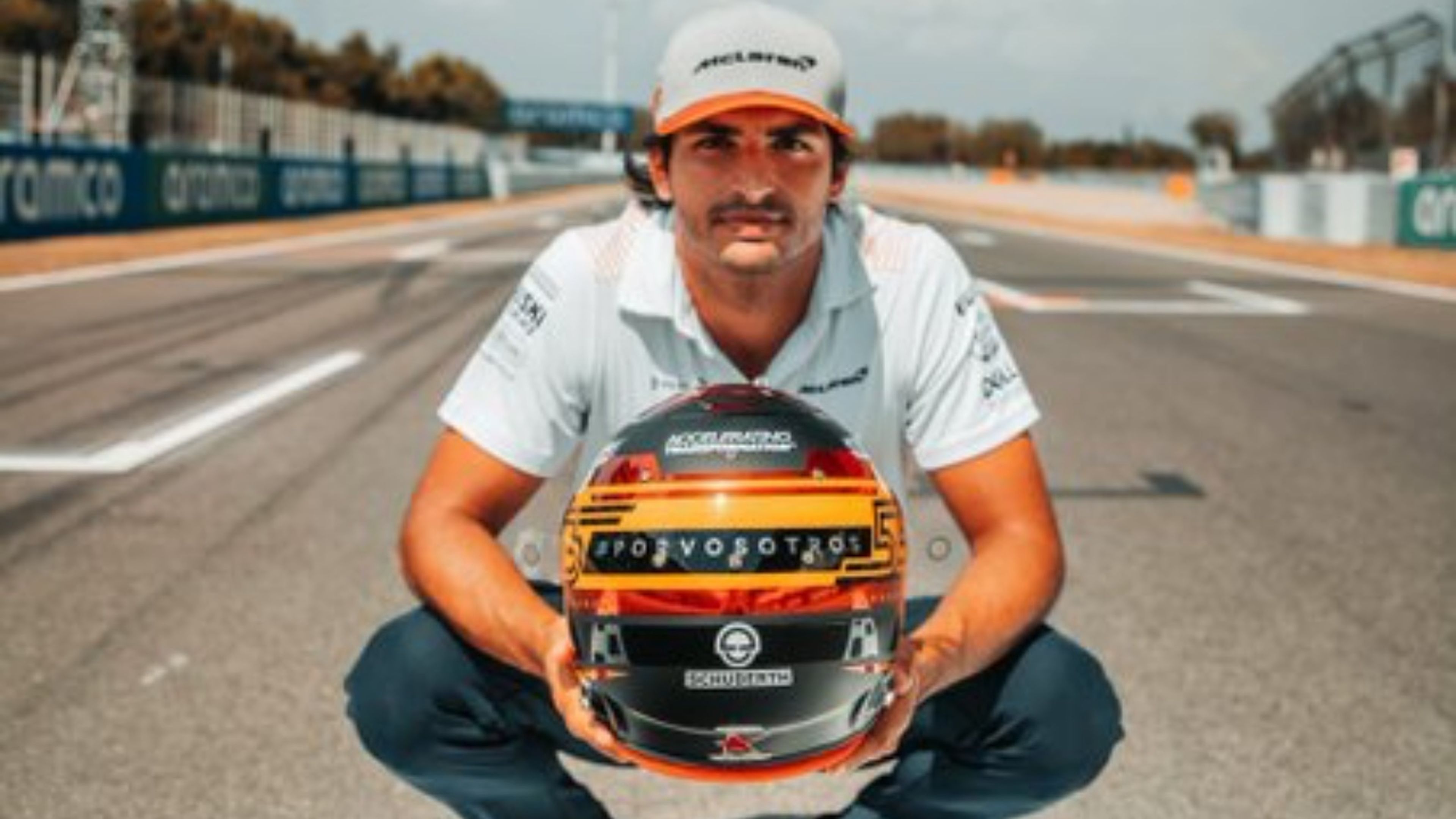 Carlos Sainz Jr. casco COVID-19