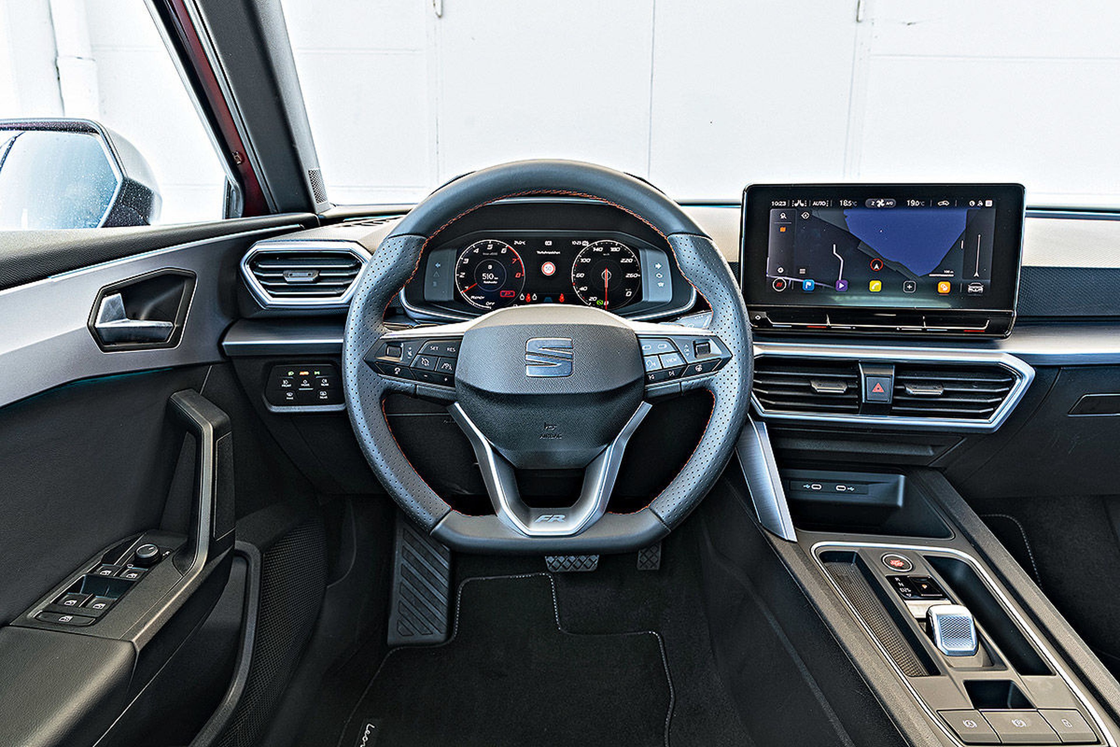 Buenos materiales y ajustes, cockpit digital y gran pantalla en el León
