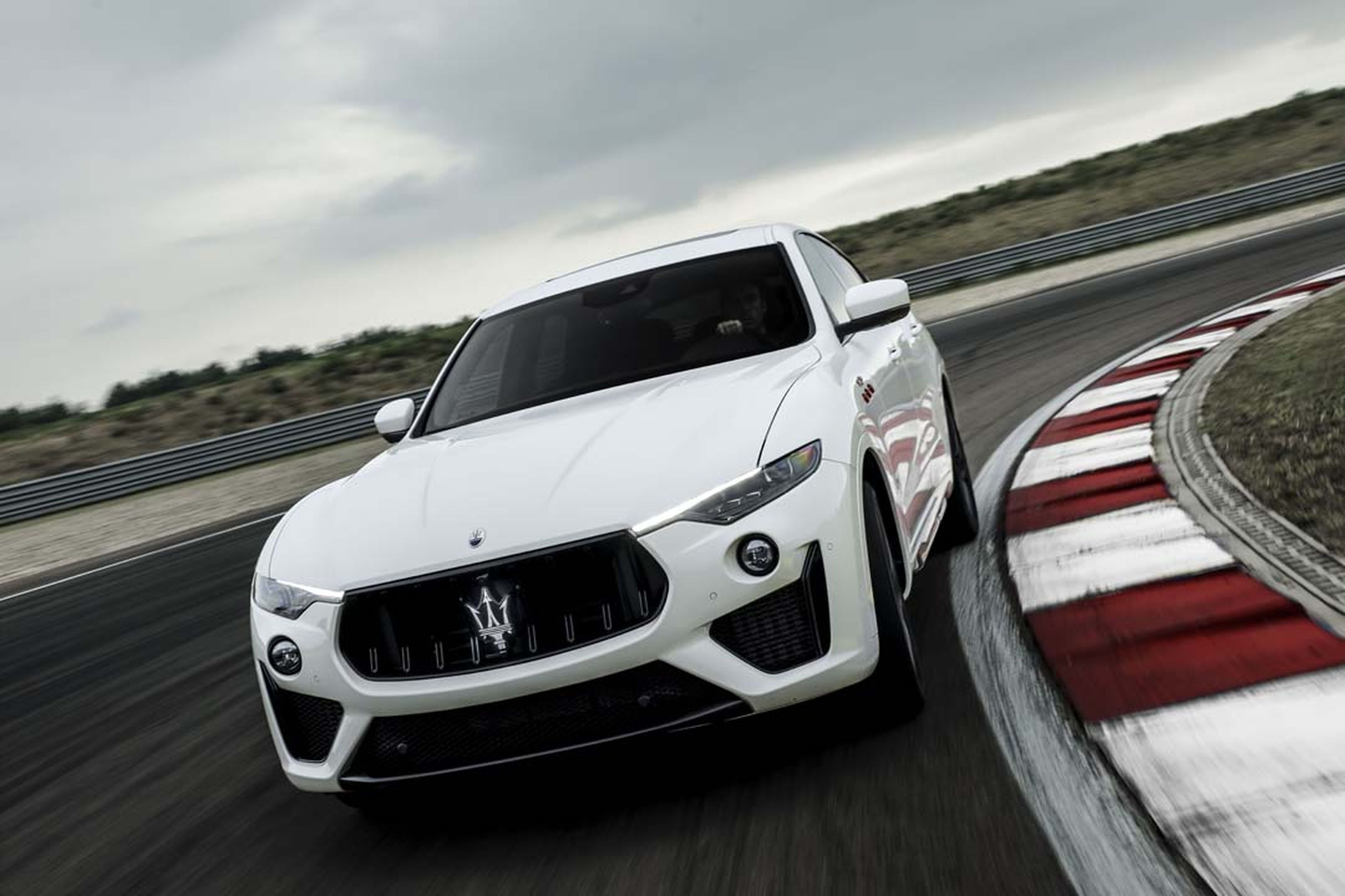 Maserati Ghibli y Quattroporte Trofeo, las berlinas más rápidas, y el Levante Trofeo