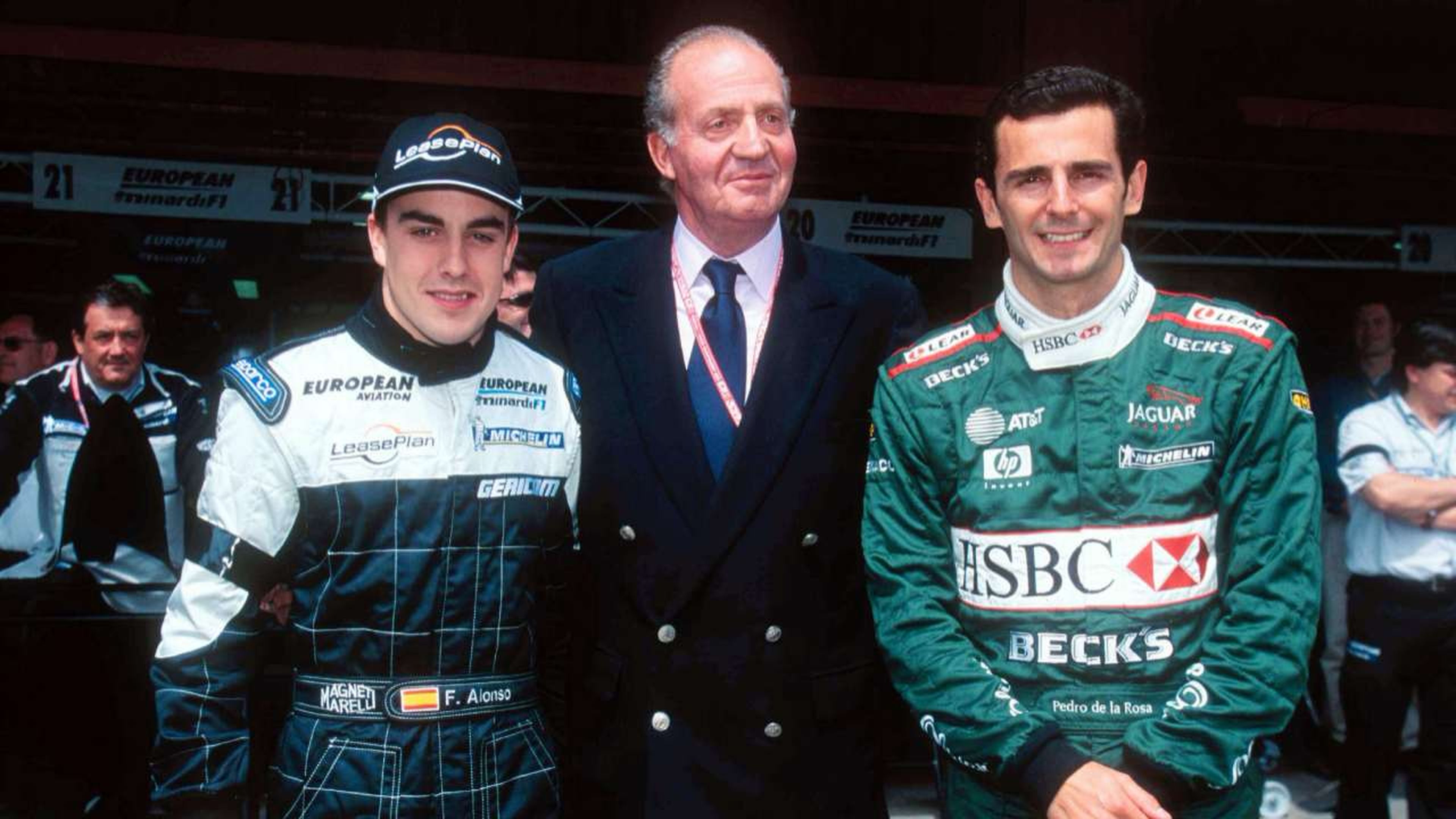 Rey Juan Carlos en el GP España de F1 2001 con Alonso y De la Rosa
