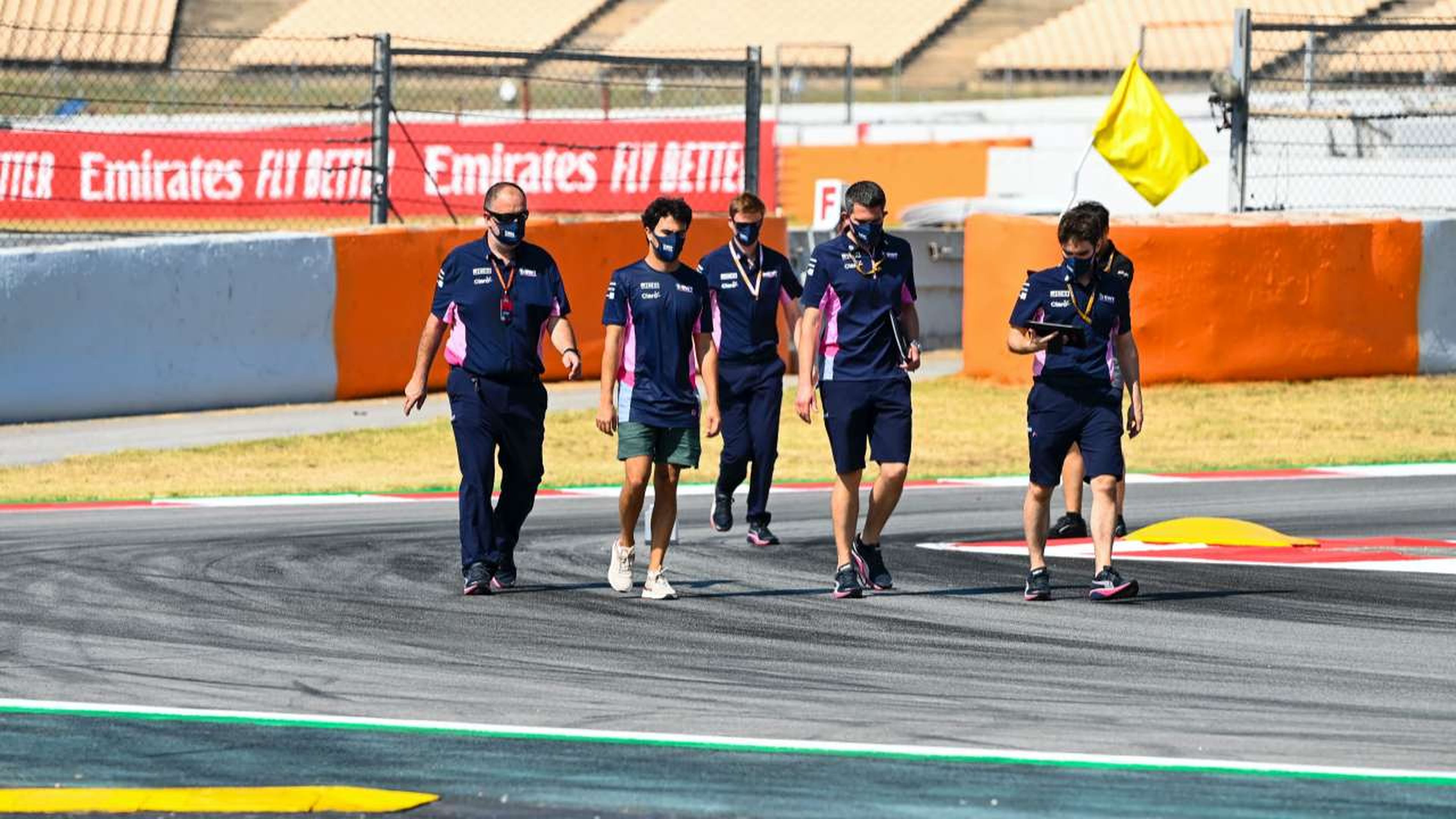 Sergio Pérez ya ha dado su primera vuelta a pie al Circuit con su equipo.