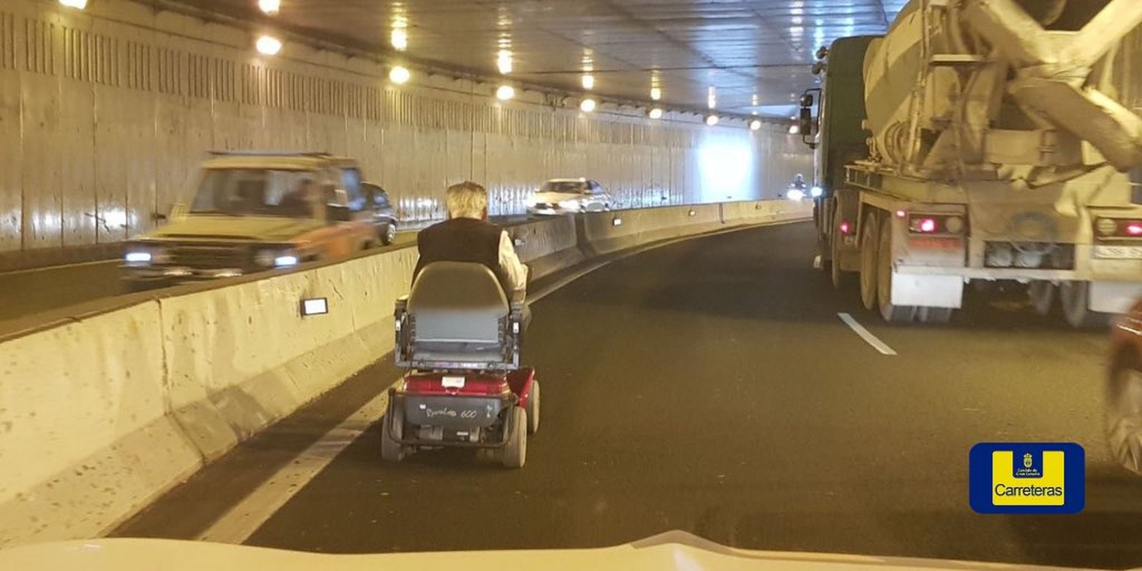 Las sillas de ruedas eléctricas están de moda: así se desplazaban dos personas por Las Palmas