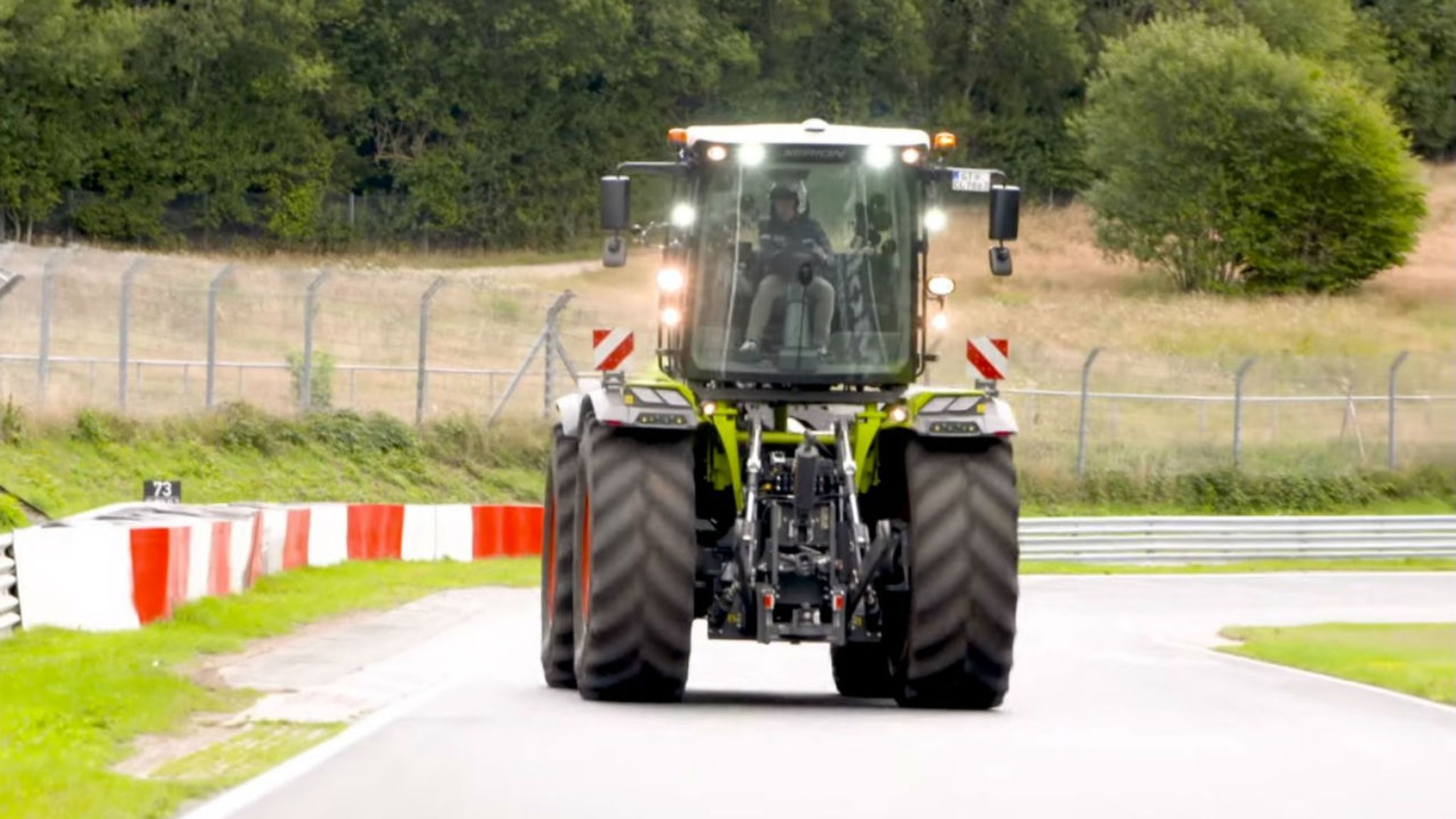 Adelantar A Un Tractor Pisando La Línea Contínua Es Una Infracción Y