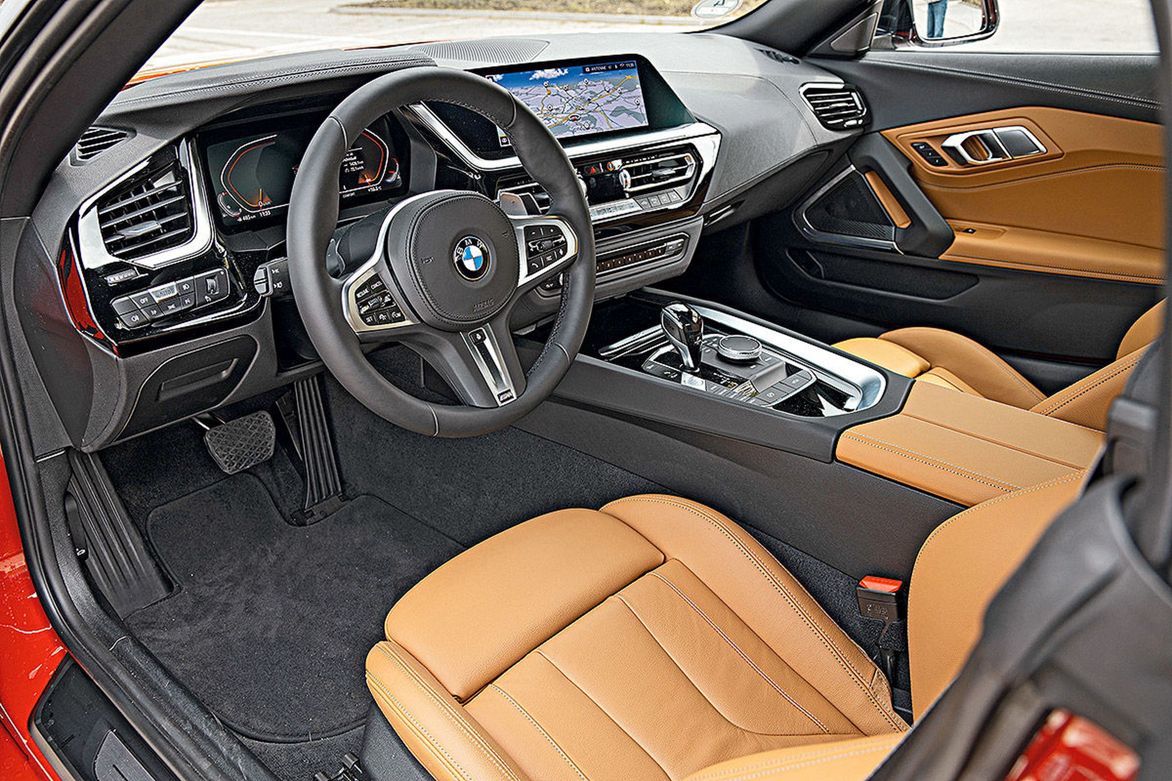 El interior del BMW no es tan rabiosamente deportivo, pero sí mucho más confortable