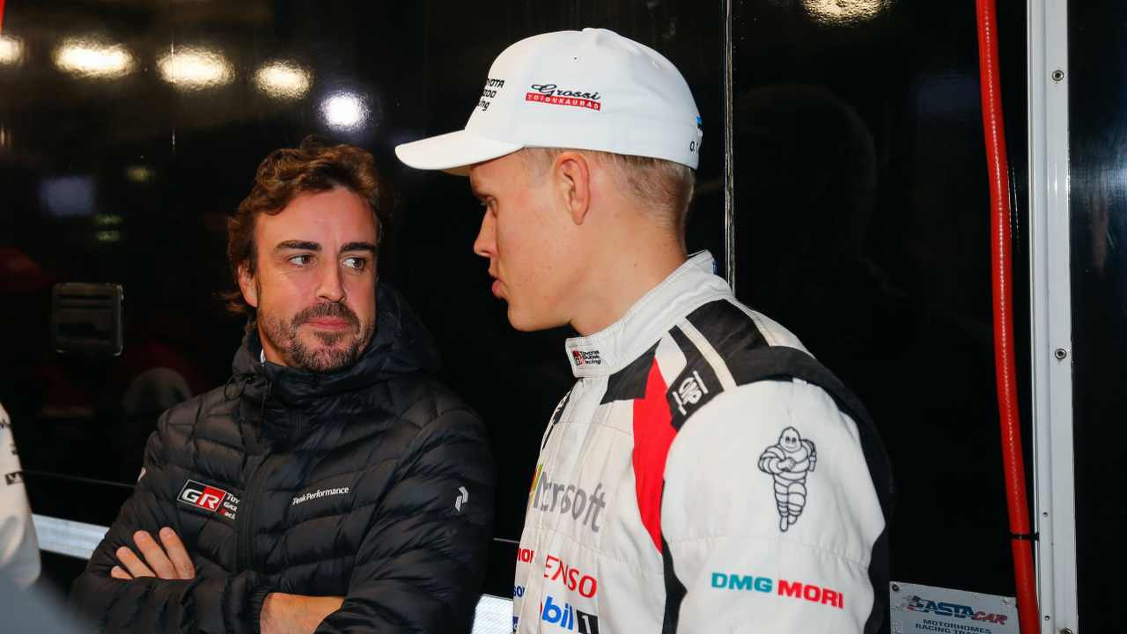 Fernando Alonso y Ott Tänak, pioto de Toyota en WRC en 2019