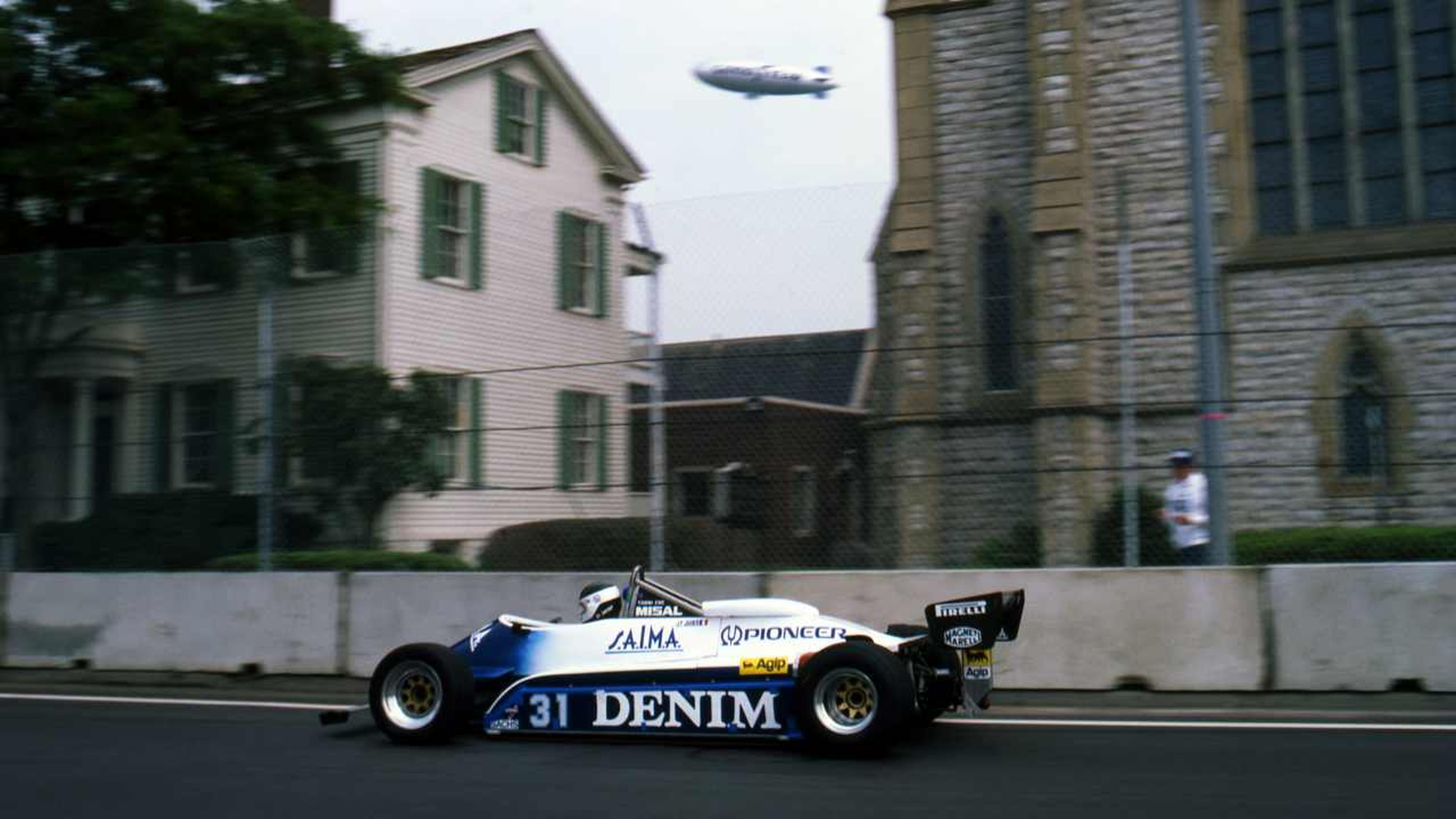 Jean-Pierre Jarier en el GP de EEUU de 1982 con el blimp de Goodyear de fondo