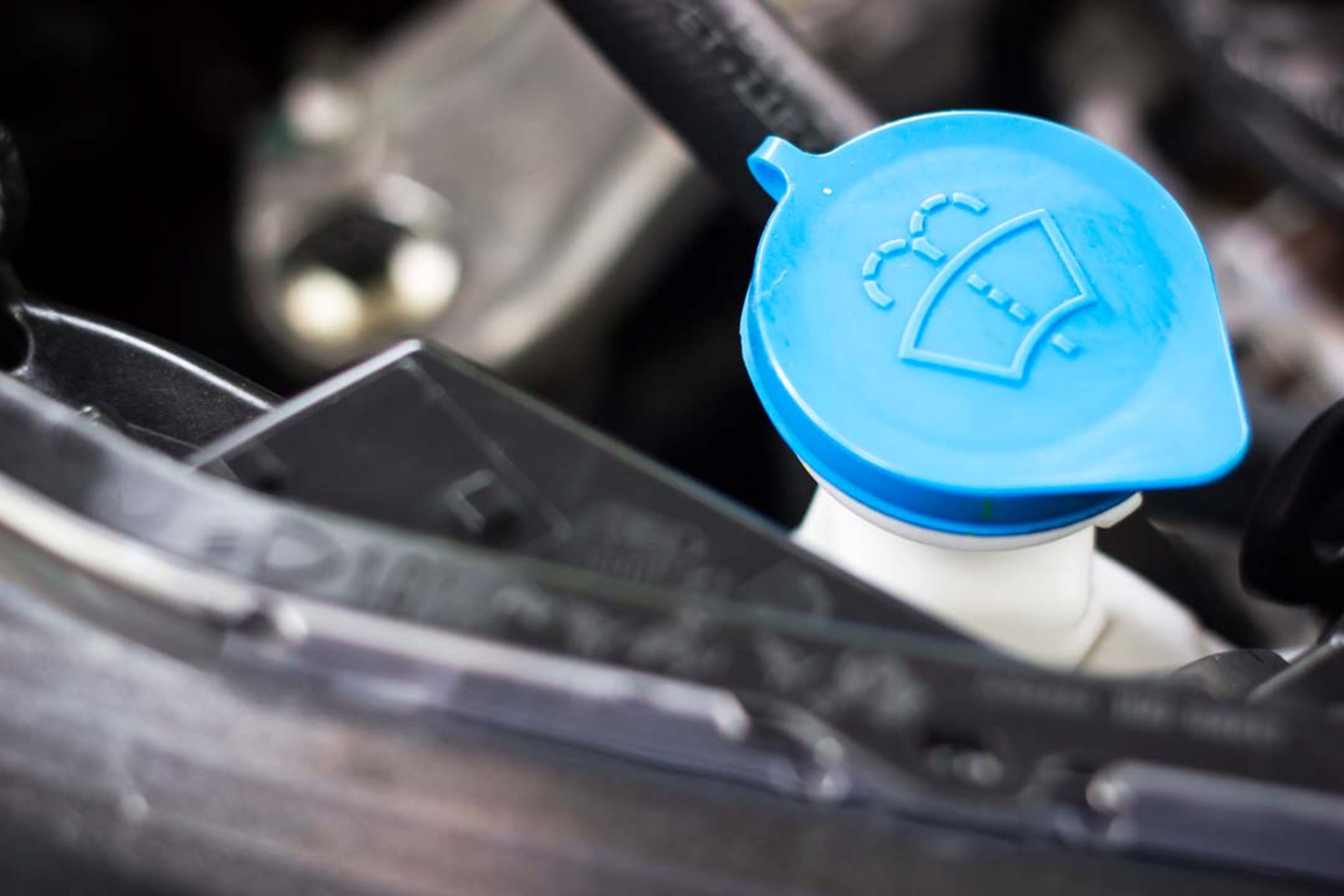 Elabora tú mismo el líquido limpiaparabrisas del coche con estos productos  de uso casero