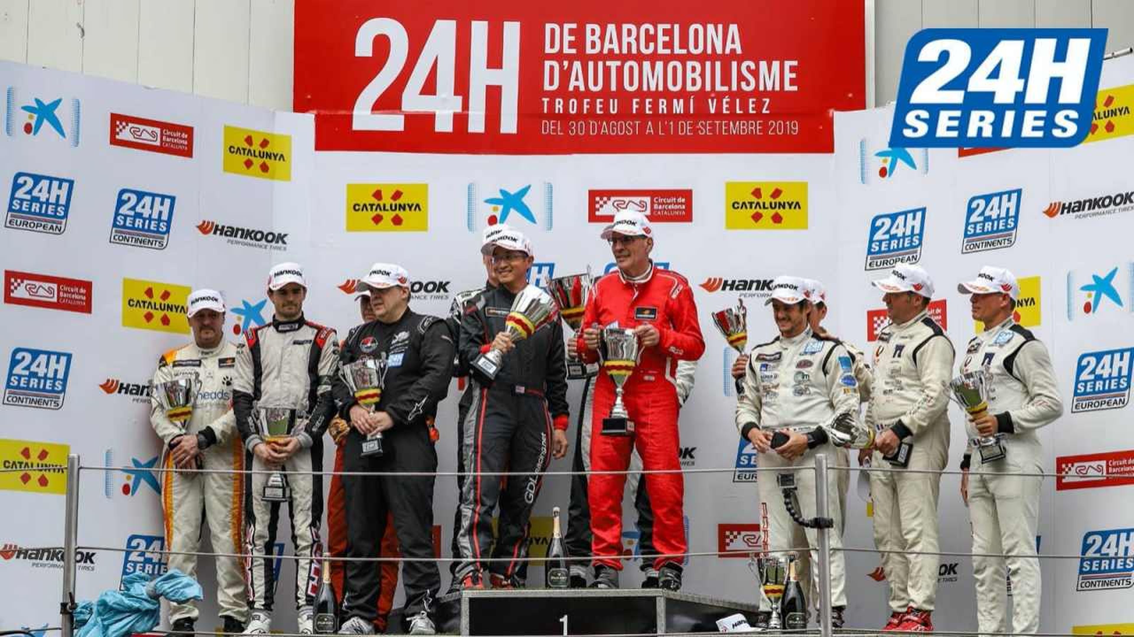 Dom Bastien en el podio de las 24 Horas de Barcelona