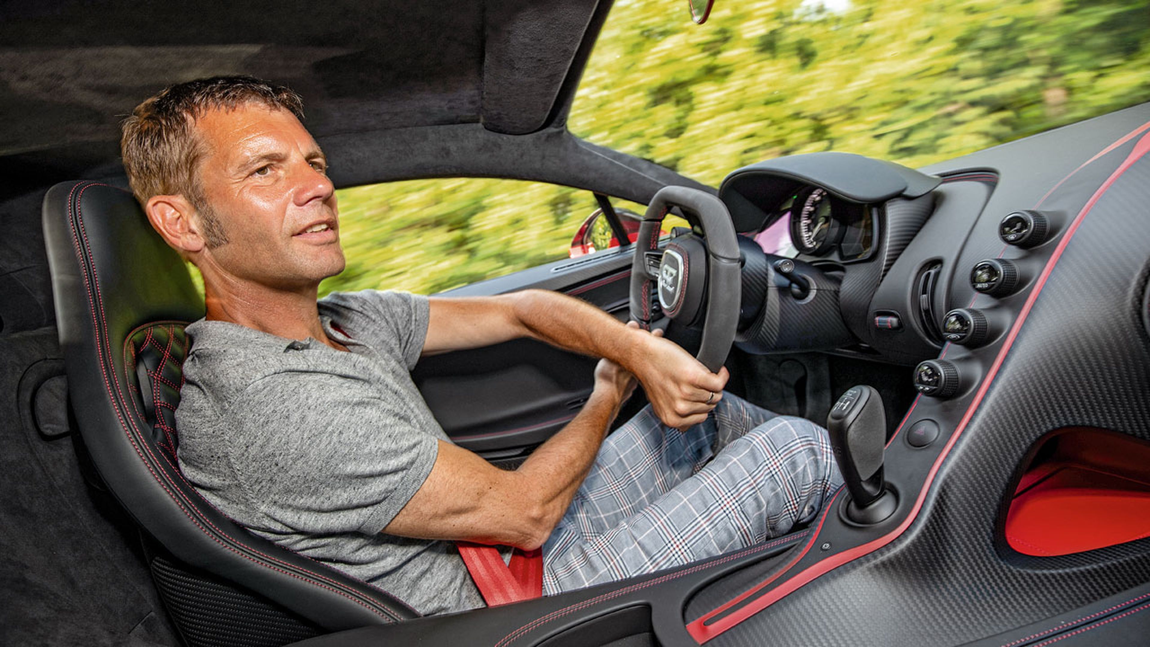 Nuestro compañero J. Staat disfrutando al volante del Bugatti Chiron en los alrededores de a fábrica italiana de Bugatti