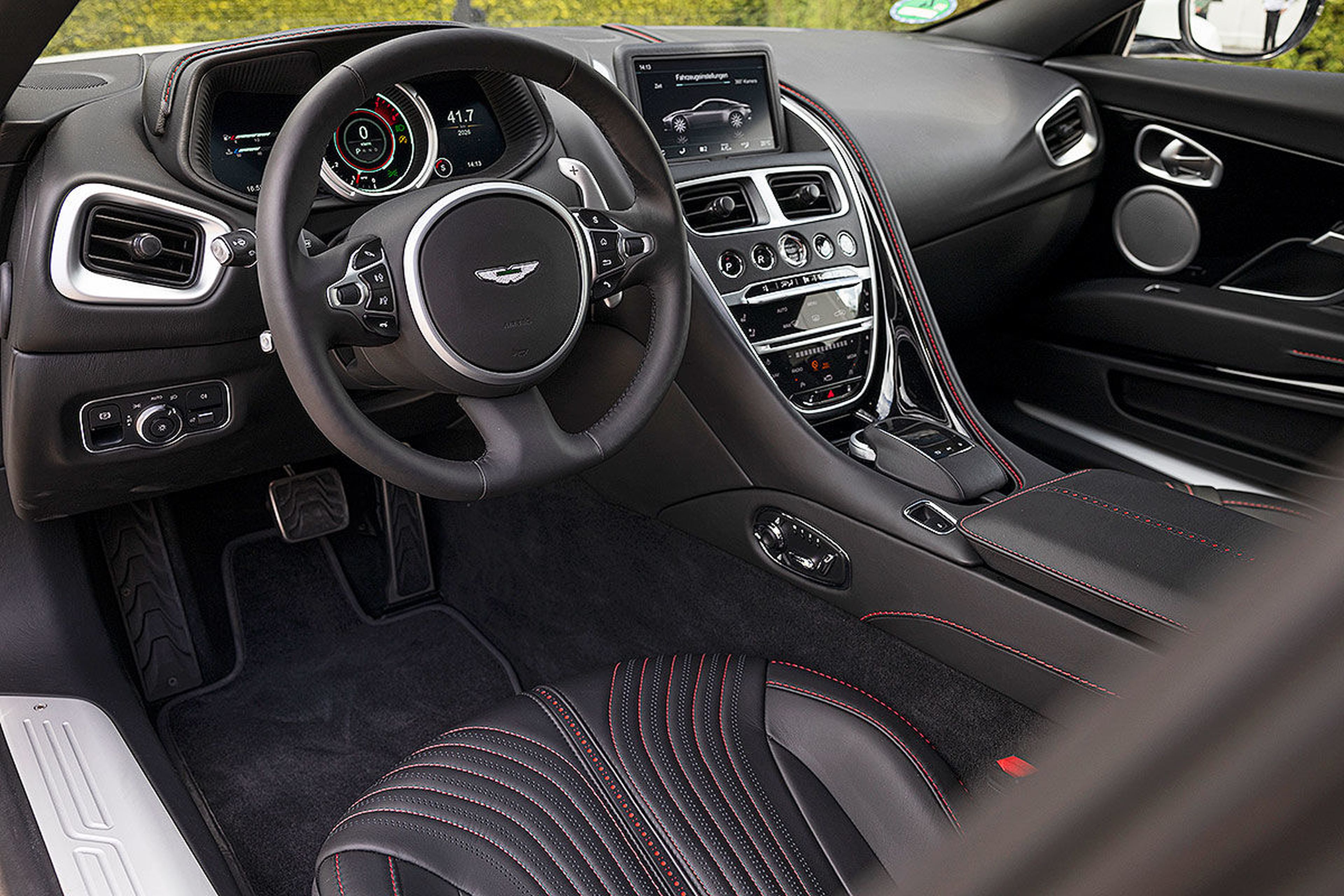La digitalización también ha invadido a Aston Martin: pero mantiene su clasicismo británico