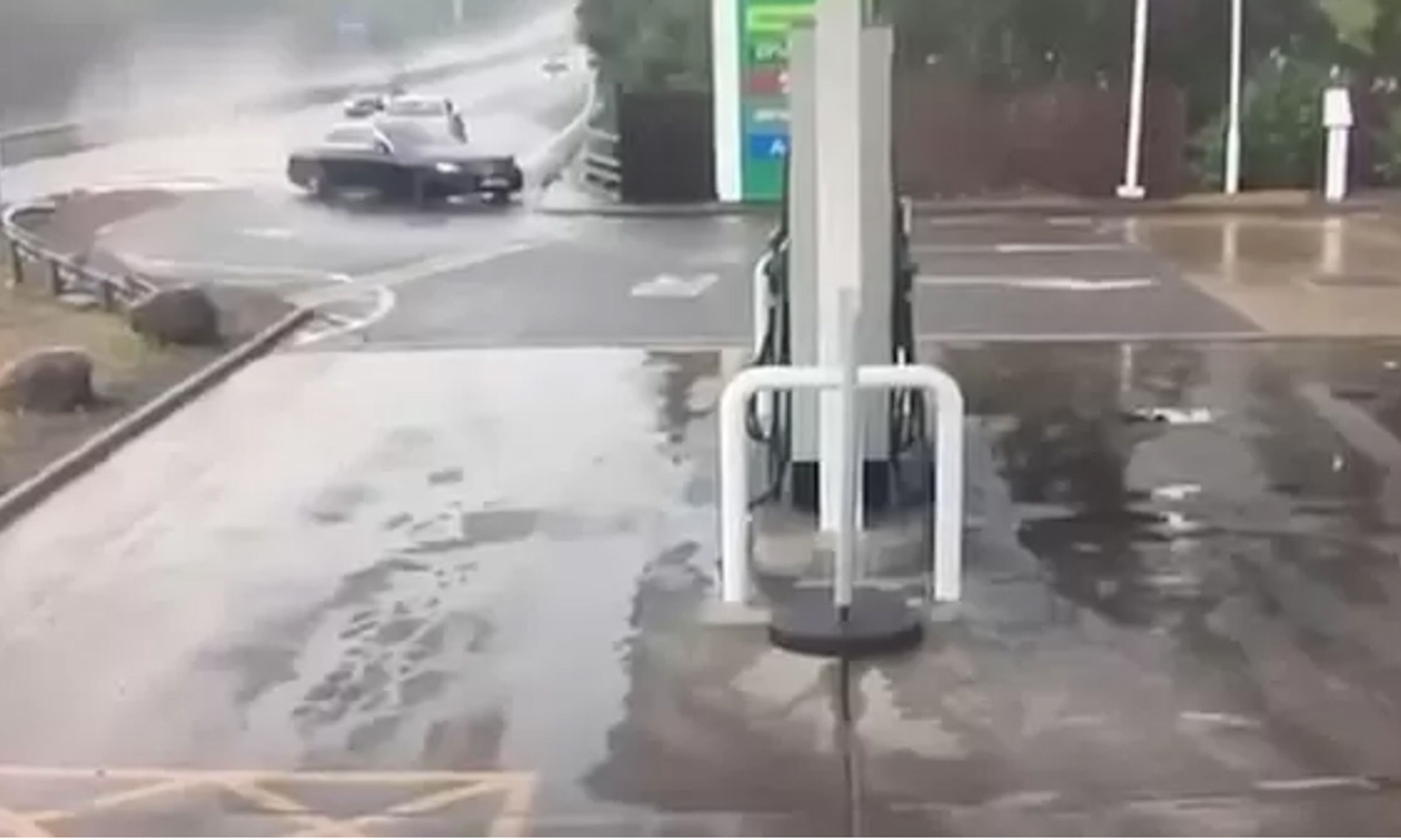 Un Mercedes desenfrenado se empotra contra una gasolinera
