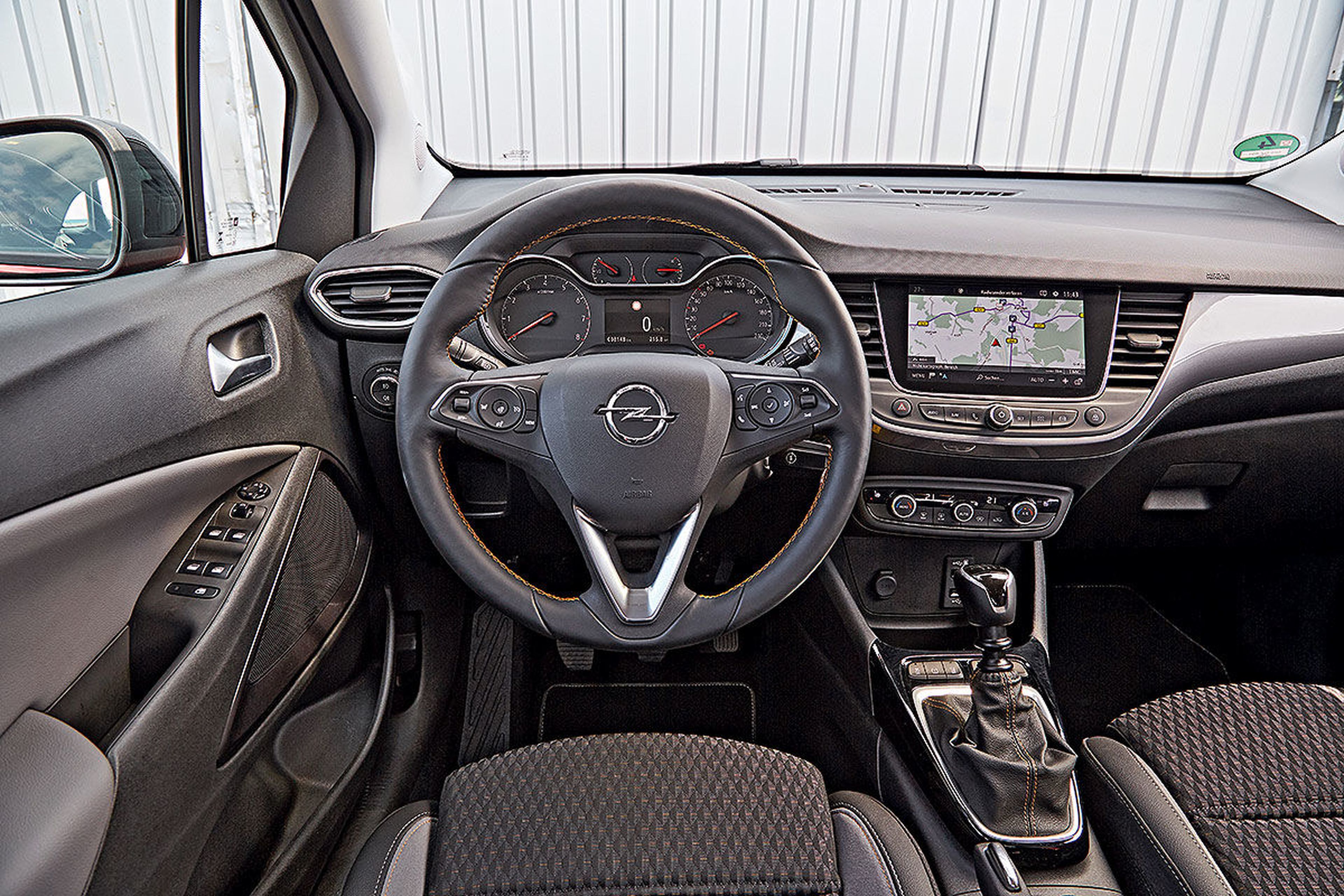 Un interior sólido y con materiales de calidad en el Opel. Pero la pantalla va más baja de lo que nos gustaría