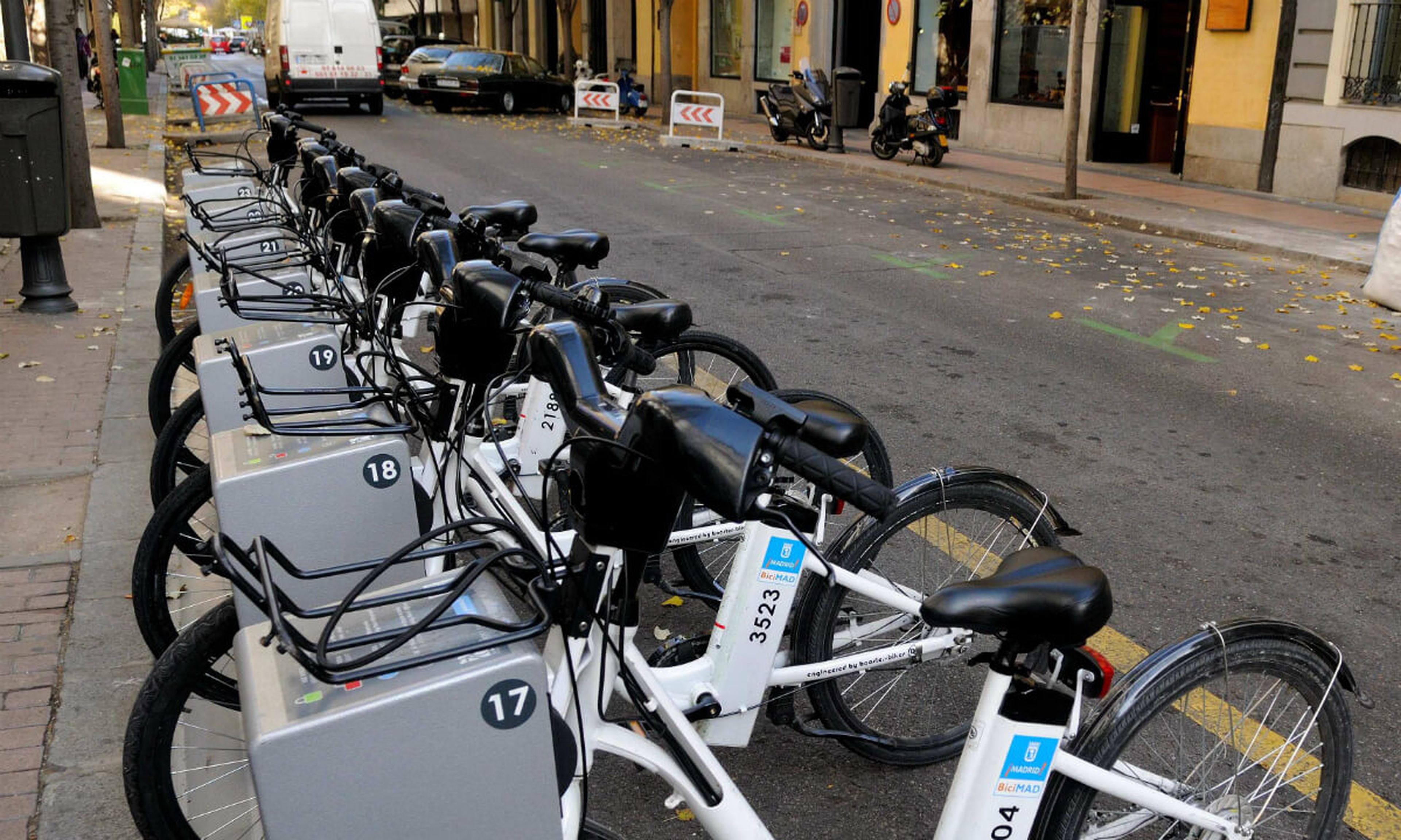 Los controladores del SER multarán a las bicicletas, motos 'sharing' y patinetes mal aparcados en la acera