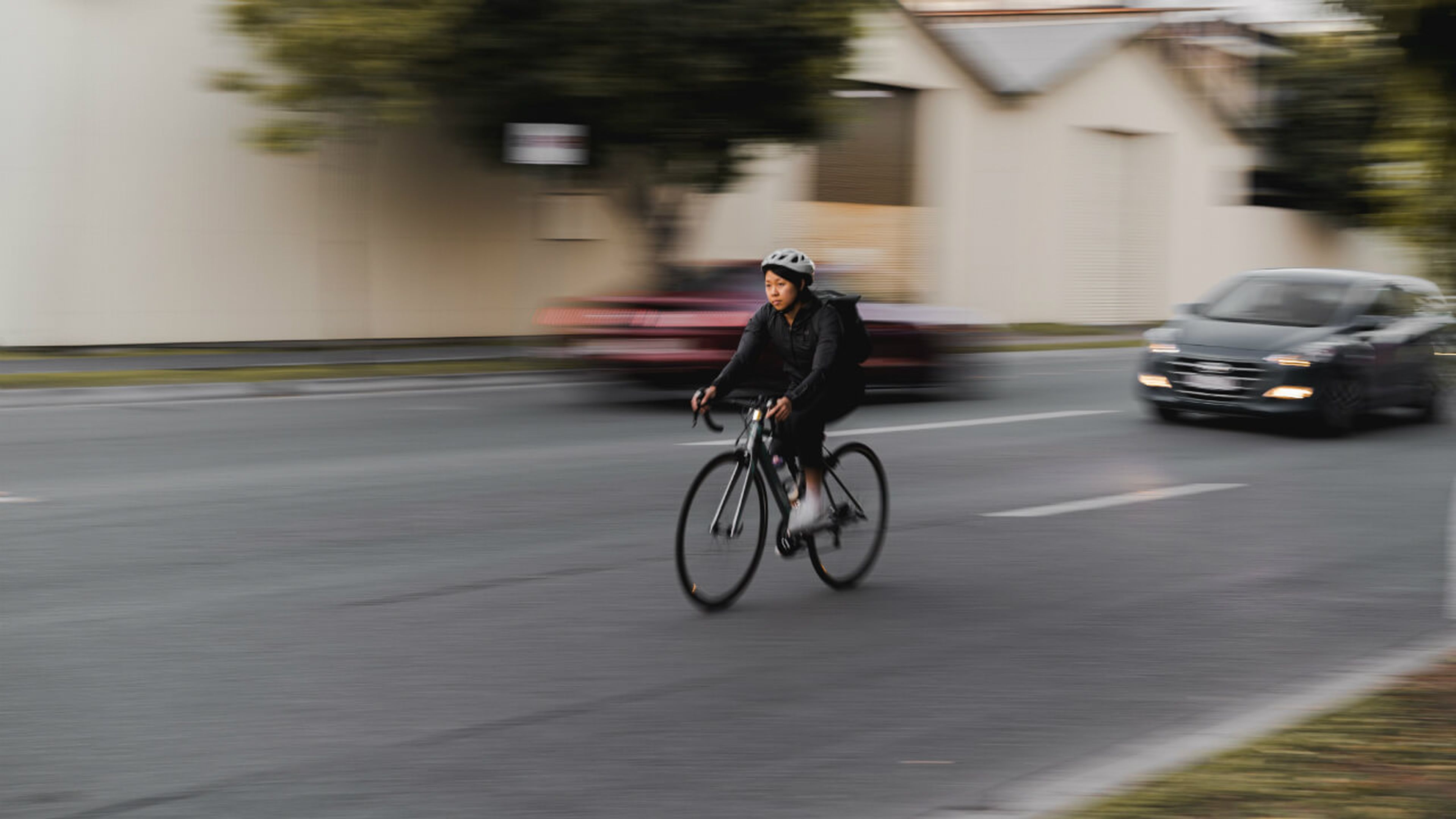 La DGT recuerda cómo adelantar a un ciclista en curva